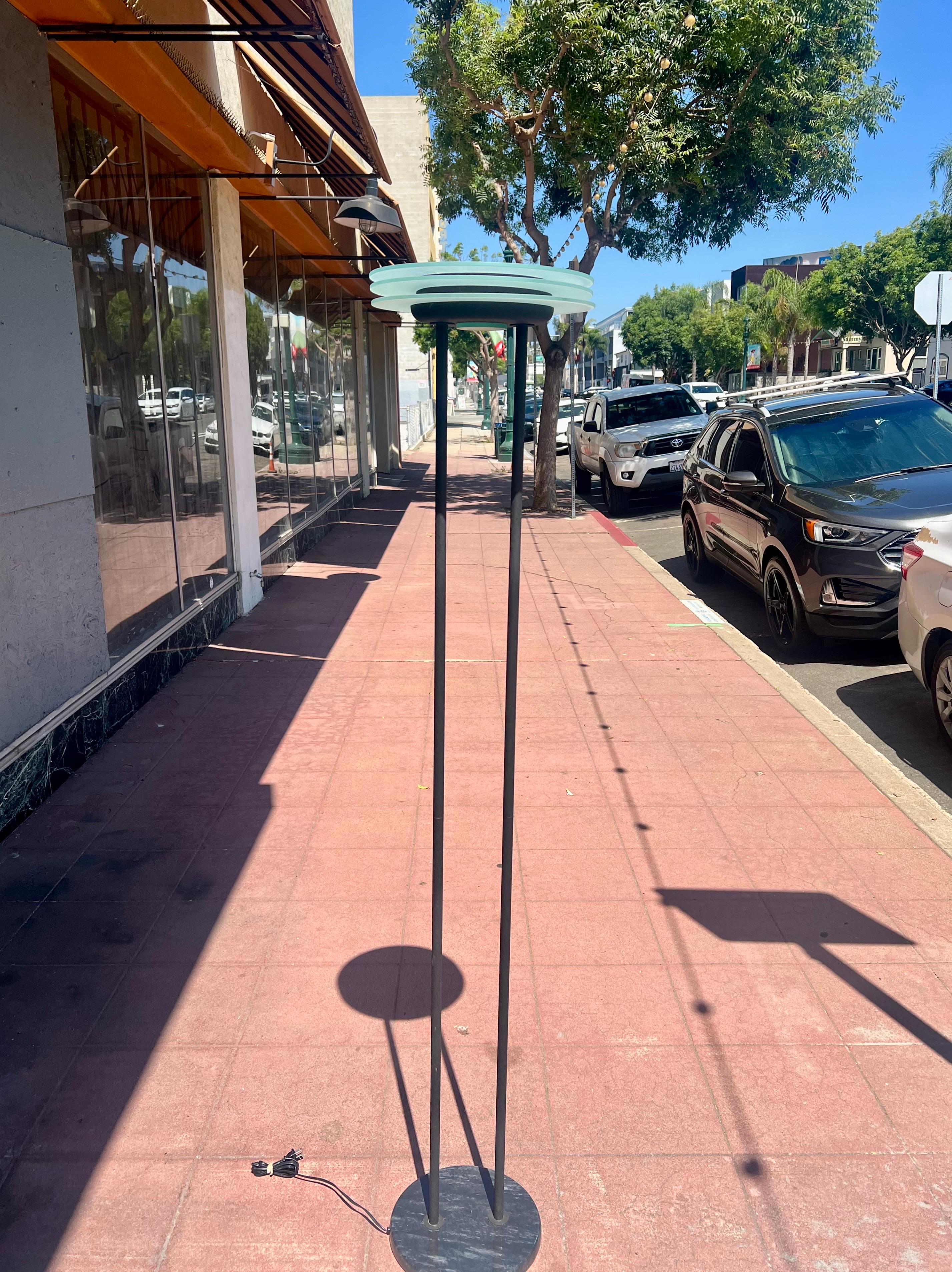 Metallo Lampada da terra Torchiere postmoderna del 1980 con triplo paralume in vetro smerigliato in vendita