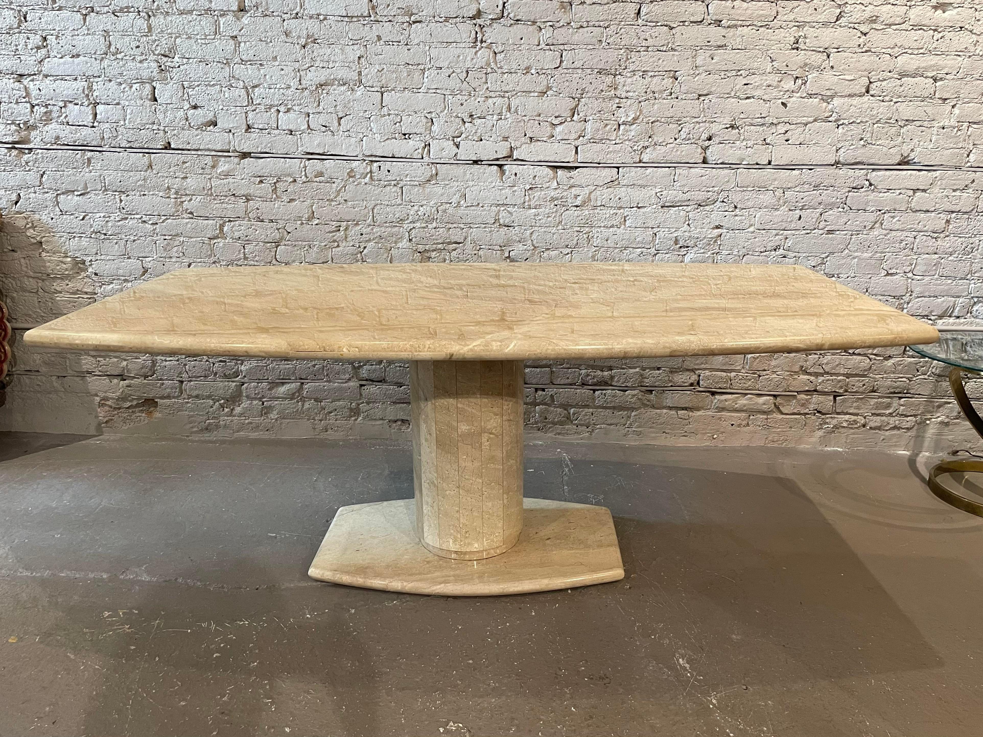 Table de salle à manger postmoderne à piédestal en travertin des années 1980 en vente 3