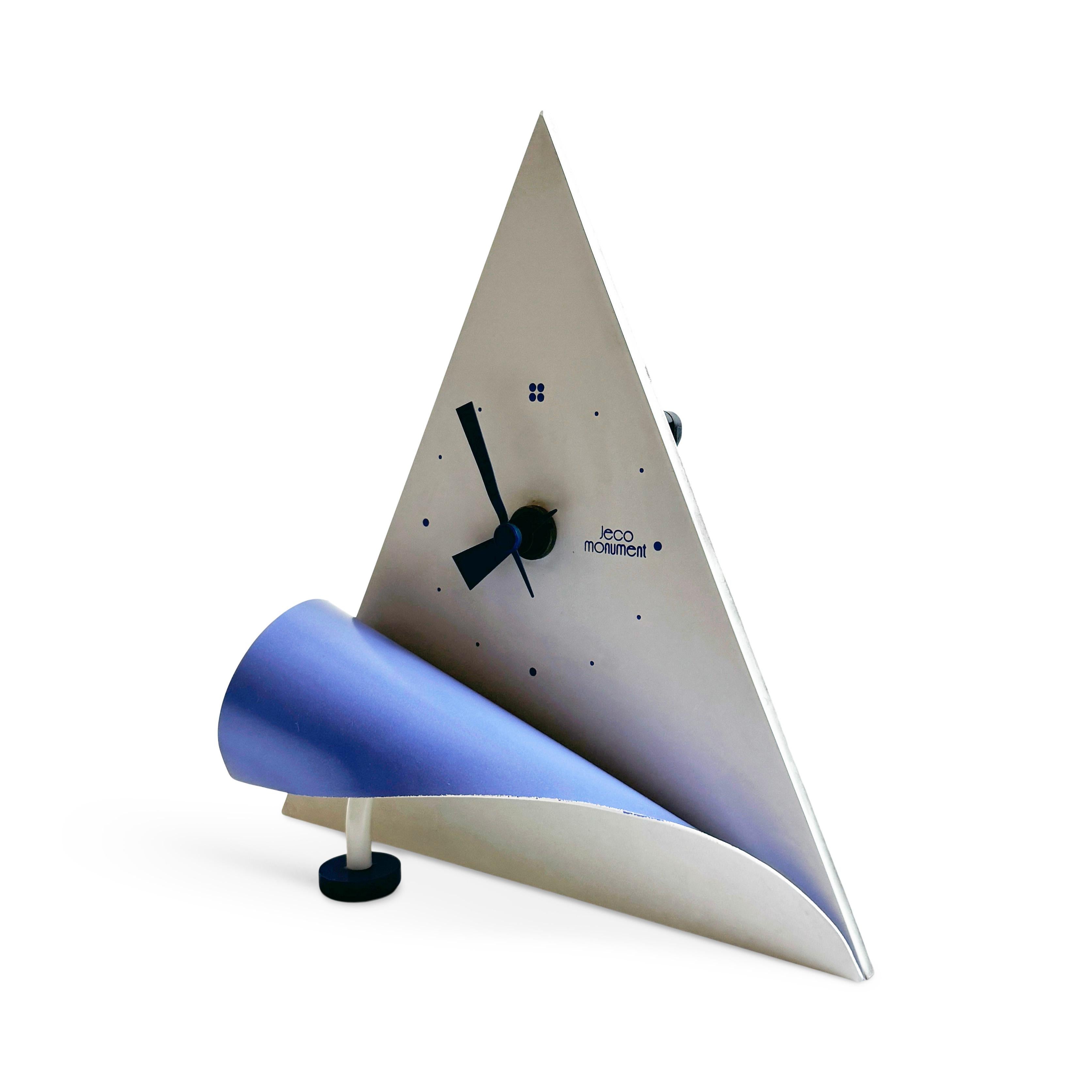 1980s Postmodern Triangular Desk Clock by Jeco In Good Condition For Sale In Brooklyn, NY
