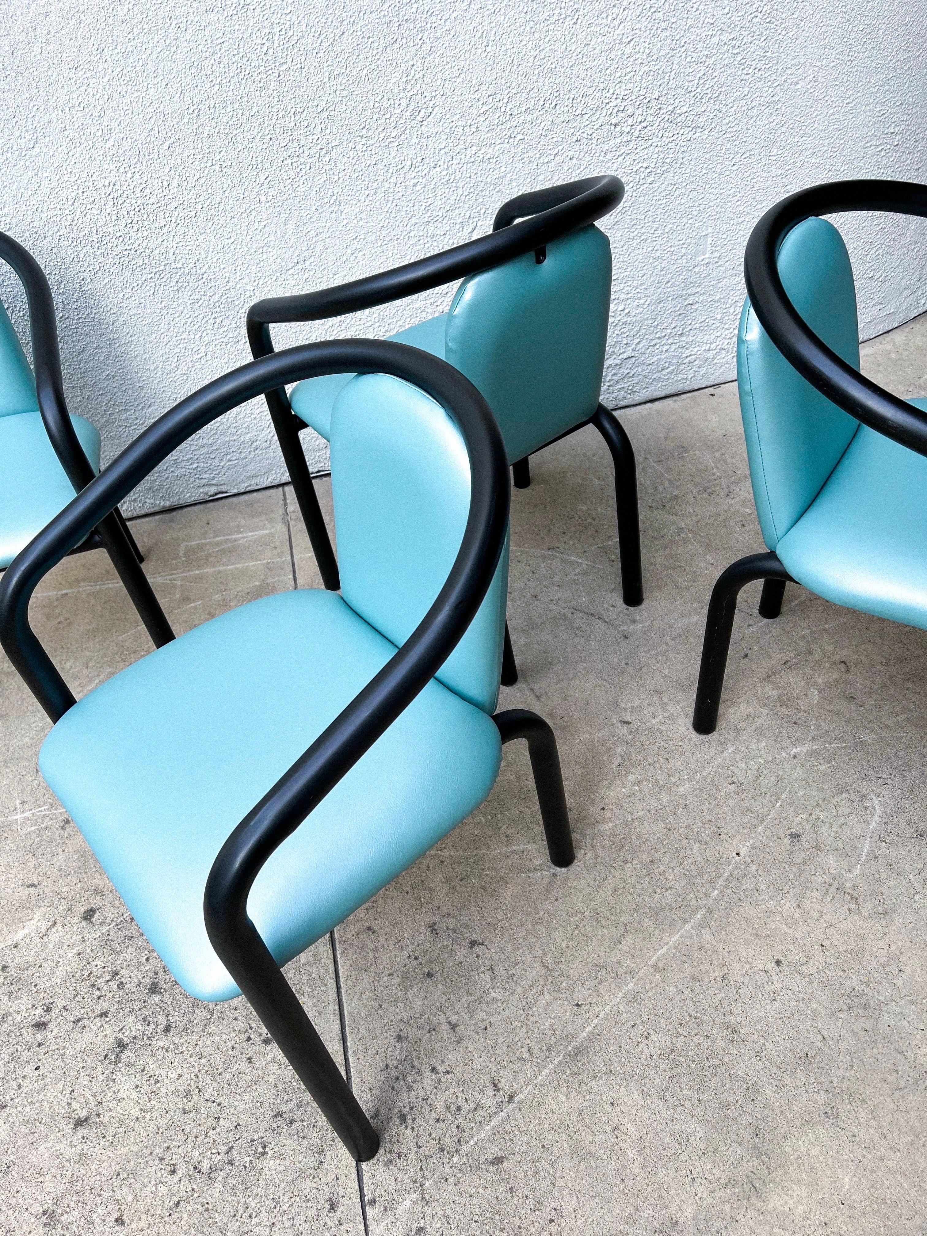 1980er Postmoderne Stühle aus Vinylrohr - 4er-Set (Italienisch) im Angebot