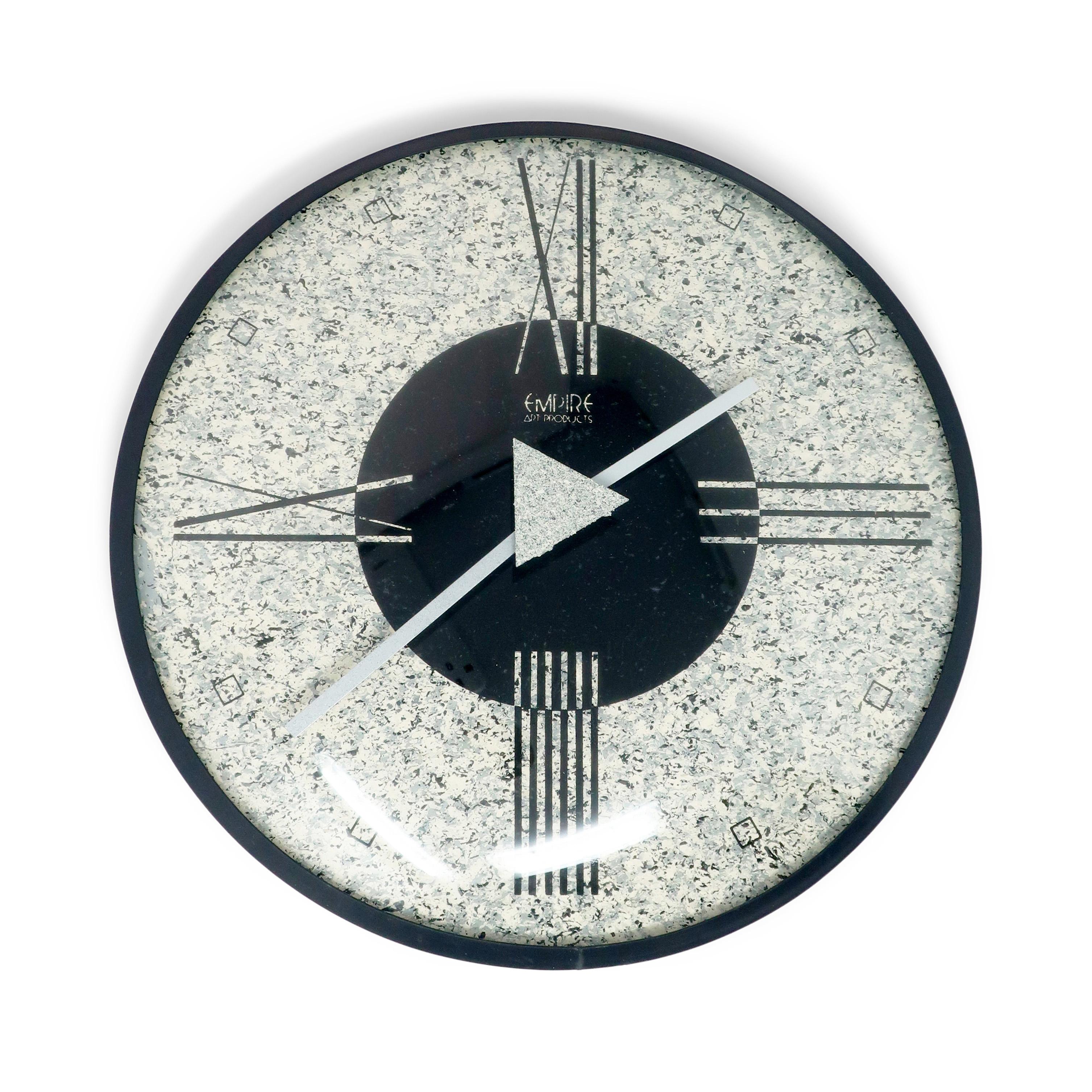Une horloge murale postmoderne vintage des années 1980 texturée par Empire Art Products dans différentes nuances de gris épelé.  En excellent état vintage et fonctionne bien.

10,5
