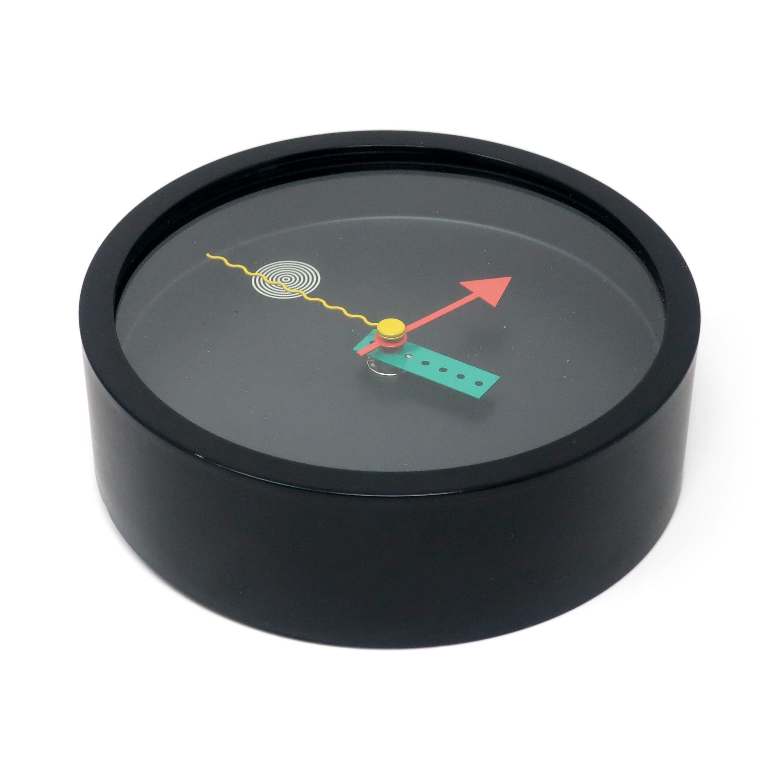 Une horloge murale des années 1980 parfaitement élégante et sophistiquée, conçue par Shohei Mihara pour Wakita. Le design postmoderne influencé par le groupe Memphis à son meilleur ! Noir avec des accents blancs, rouges, verts et jaunes. Fonctionne