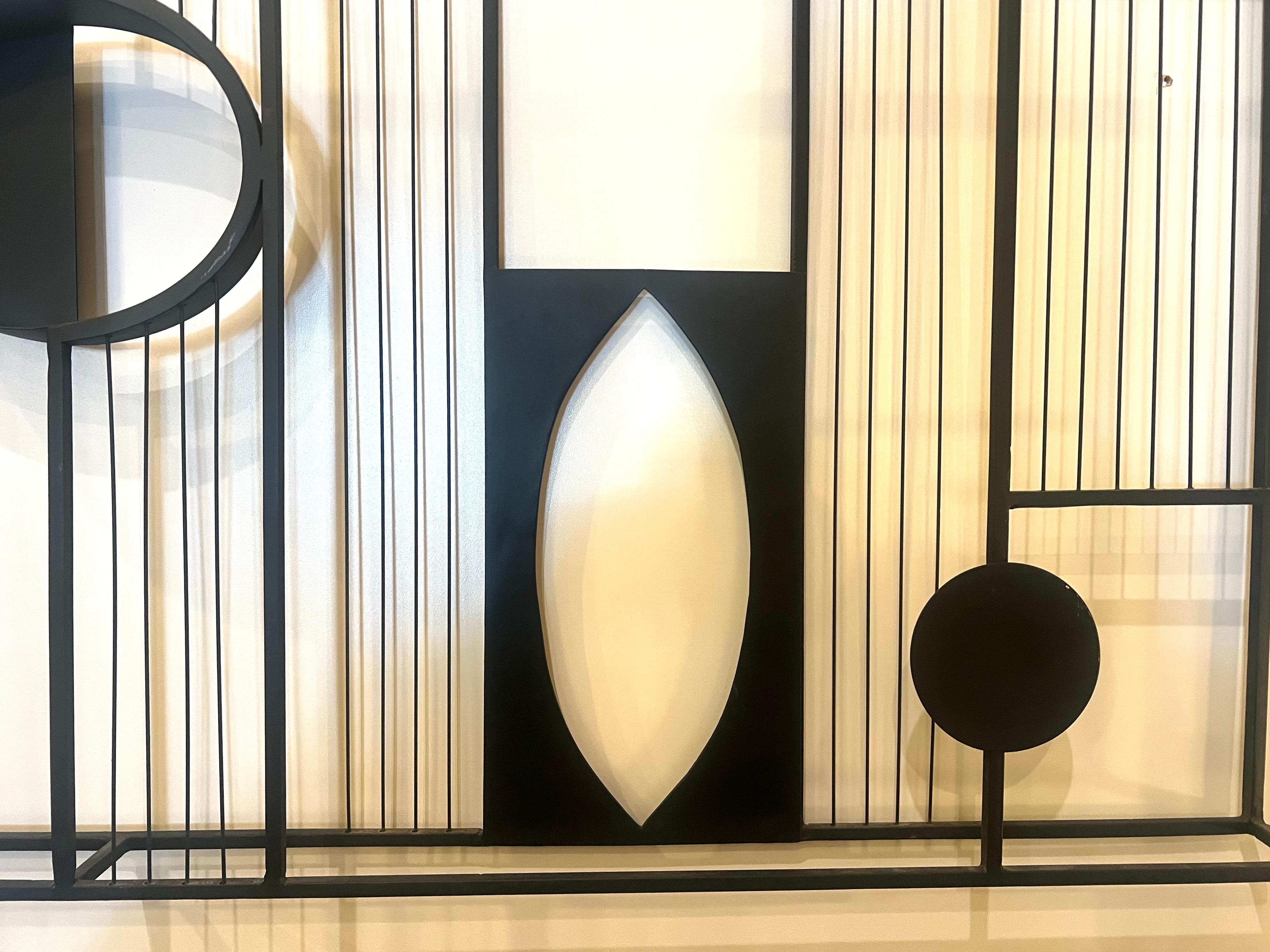 XX secolo Scultura geometrica da parete postmoderna in metallo del 1980 in vendita