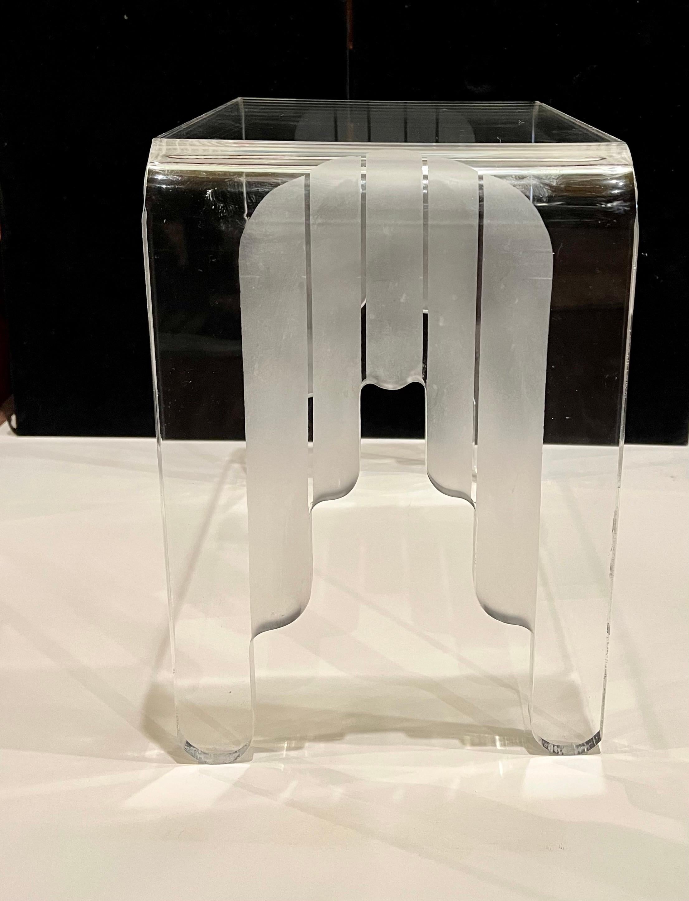 1980s Postmodern Waterfall Art Deco Style Clear & Frosted Lucite Table In Good Condition For Sale In San Diego, CA