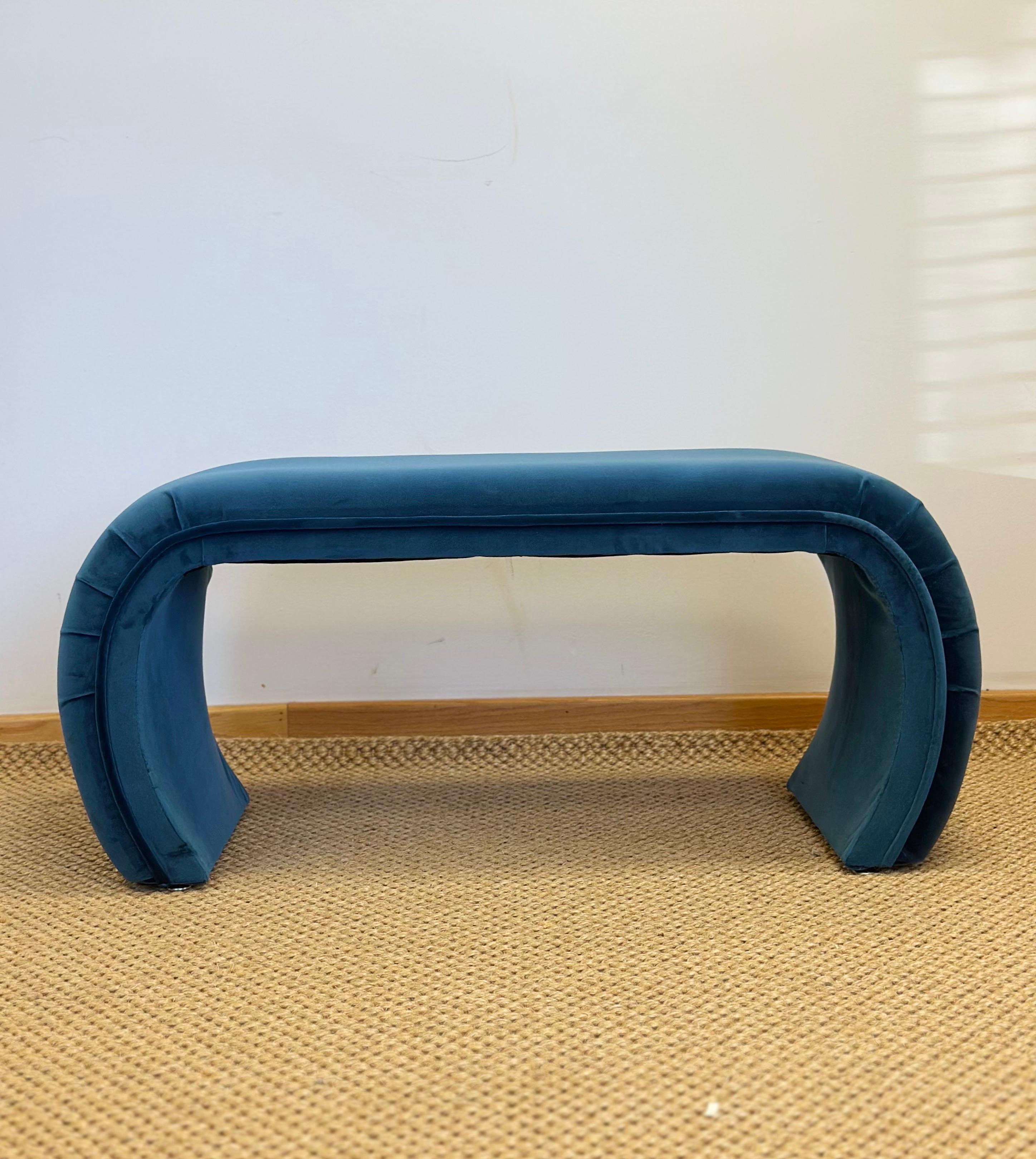 Siamo lieti di offrire una panca a cascata elegante, scultorea e inconfondibilmente anni '80.  Rivestito di recente in un ricco velluto blu, presenta una forma ad arco continuo con bordi morbidi e una silhouette liscia e ininterrotta.  L'iconico