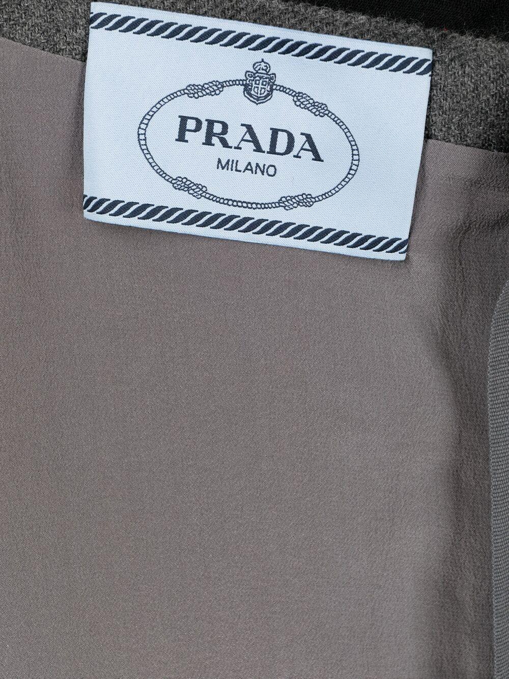 Prada grey wool dress featuring a black wool collar, a mid-length, ¾ sleeves length, a silk lining, a back-zip opening.
98% virgin wool, 2% polyester.
In excellent vintage condition. 
Made in Italy
Estimated size 38fr/US6 /UK10
We guarantee you will