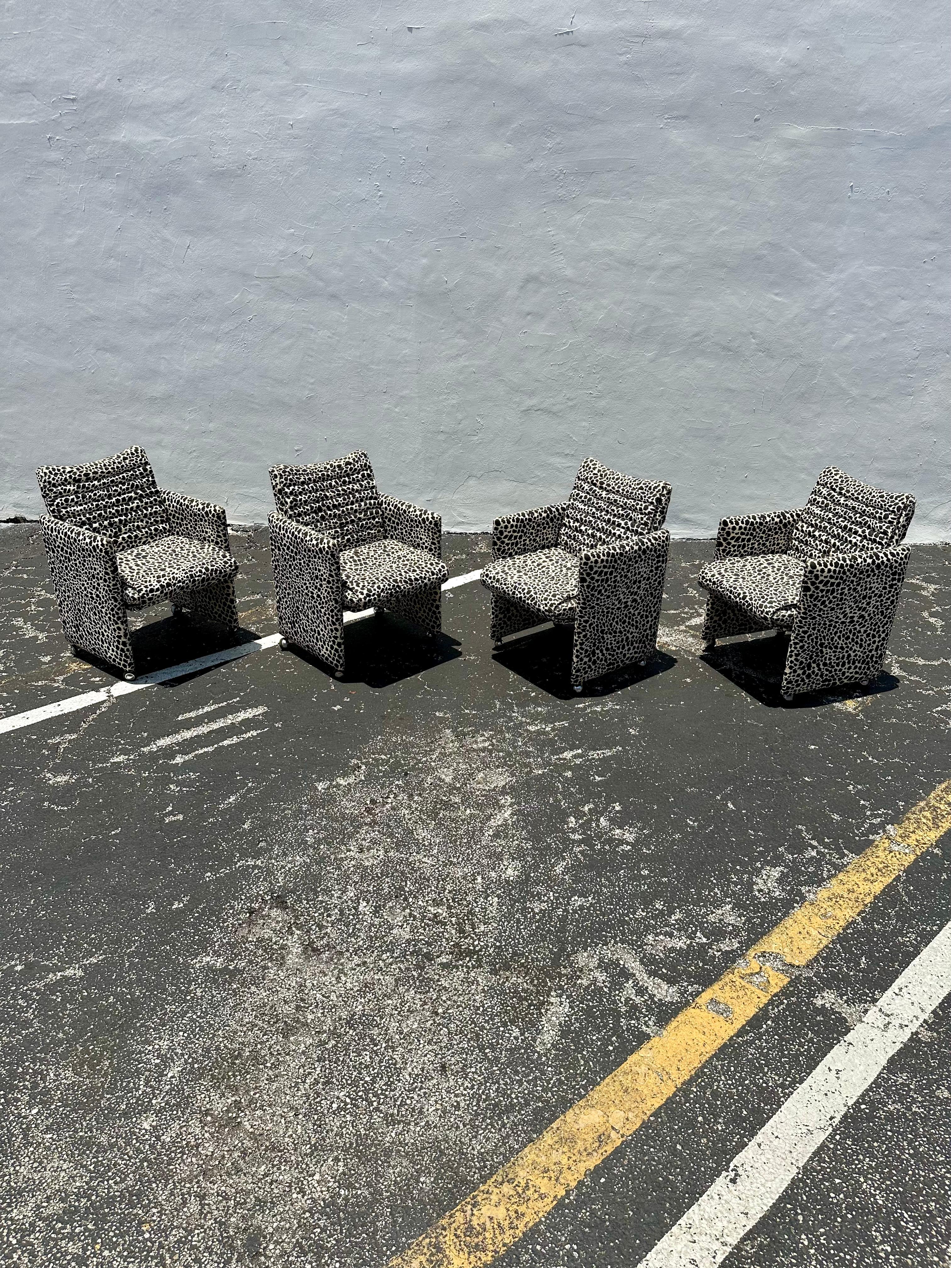 Bei dieser Gelegenheit bieten wir Ihnen einen der schönsten und seltensten Esszimmer-Drehstühle an, die Sie finden können. Das Design ist durchgängig herausragend. Das schöne Set ist ein Statement-Stück, das zudem extrem bequem und voller