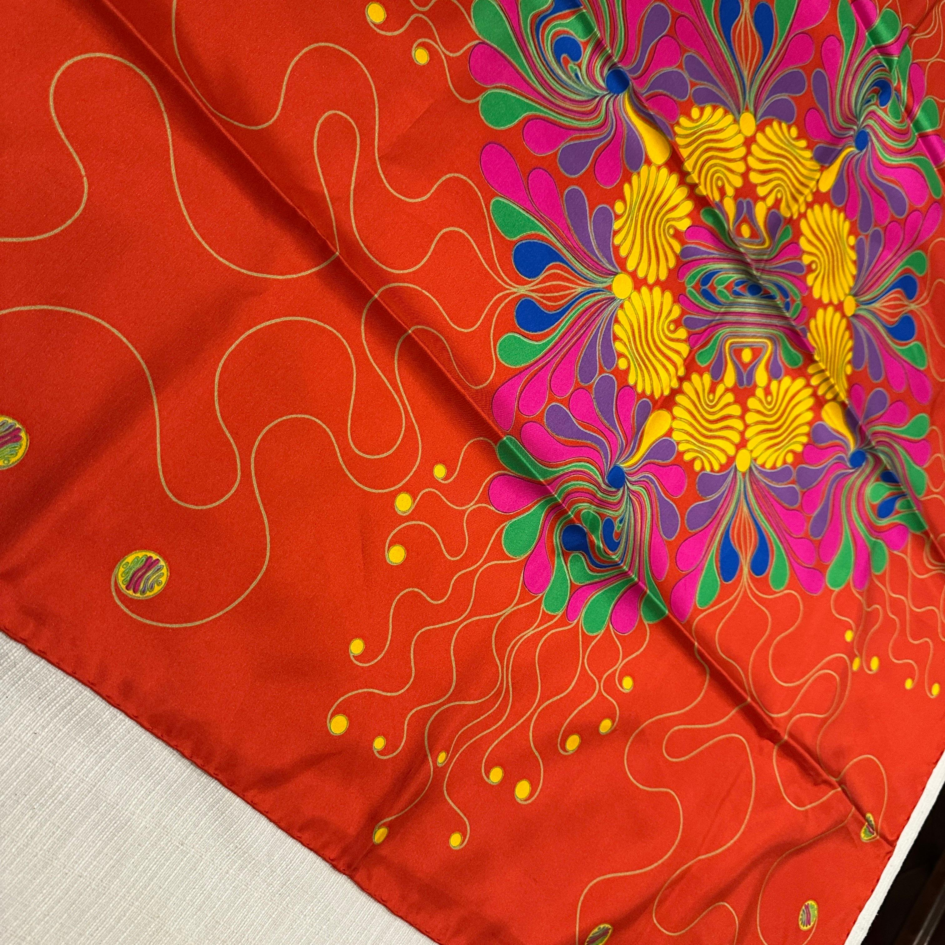 Vibrierende 1980er Jean Patou Paris Seidenschal - Psychedelic Floral Design
Verleihen Sie Ihrer Garderobe mit diesem atemberaubenden Vintage-Seidenschal des legendären französischen Modehauses Jean Patou einen Hauch von lebendiger Farbe und