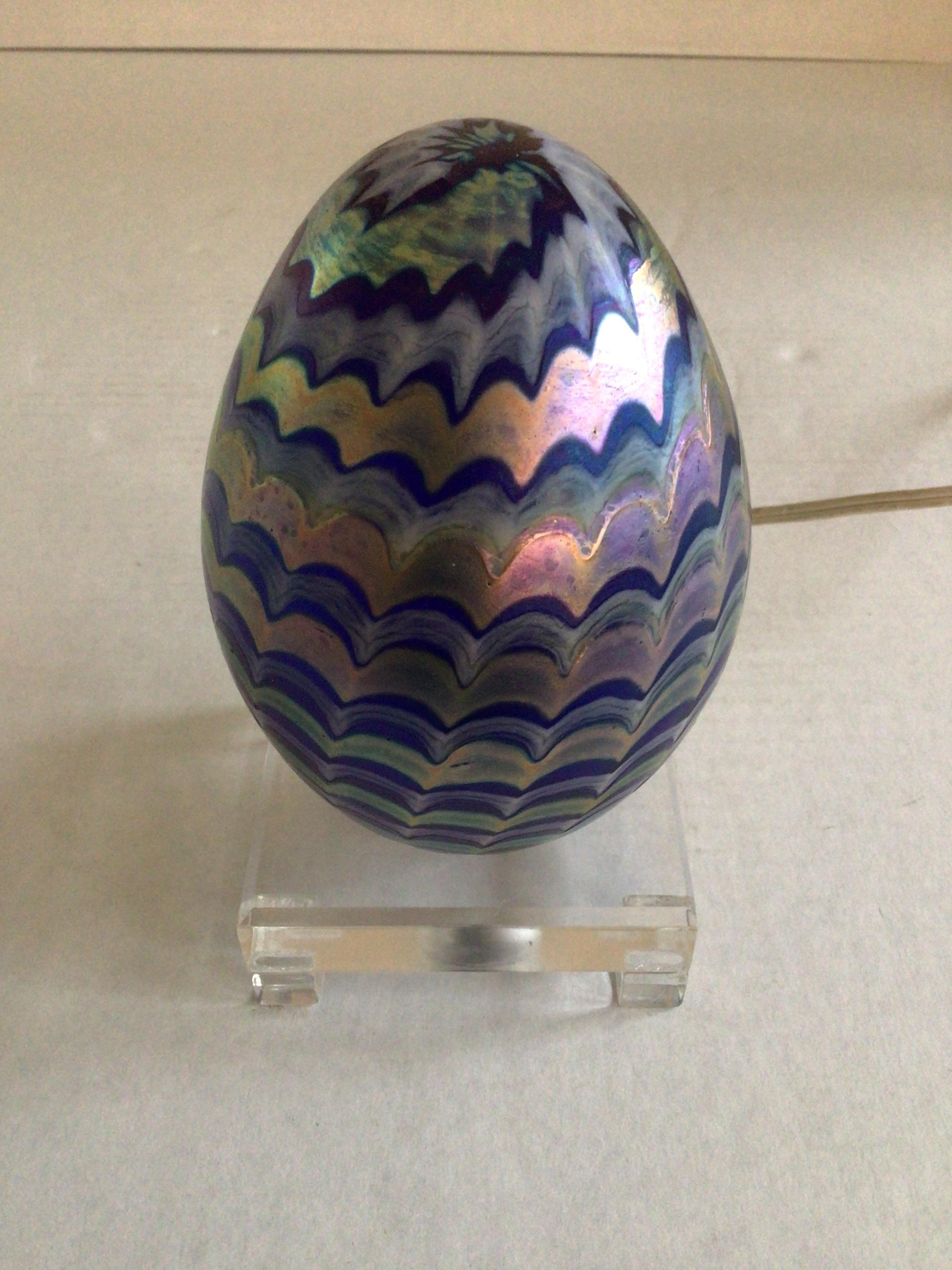 1980er Jahre gezogene Feder gemalt Kunst Glas Ei Licht 
Blau und Creme mit irisierendem Pfirsich/Rosa und grüner Farbe mit  Ständer/Licht aus Lucite
Muss neu verkabelt werden

