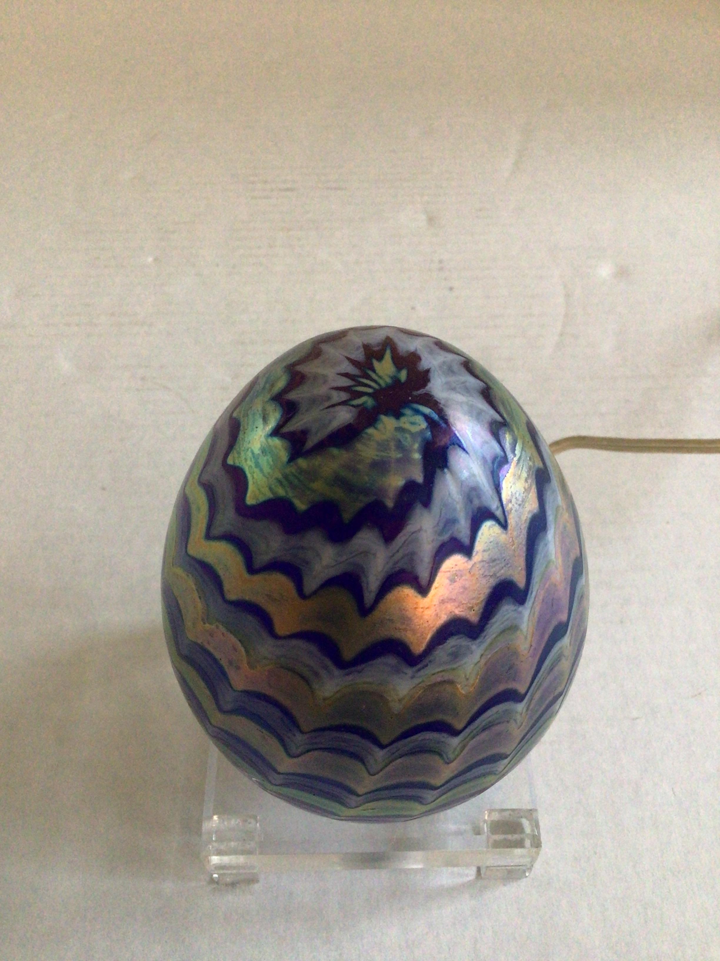 1980er Jahre Gezogene Feder bemaltes Kunstglas Ei Licht auf Lucite Basis (Handbemalt) im Angebot