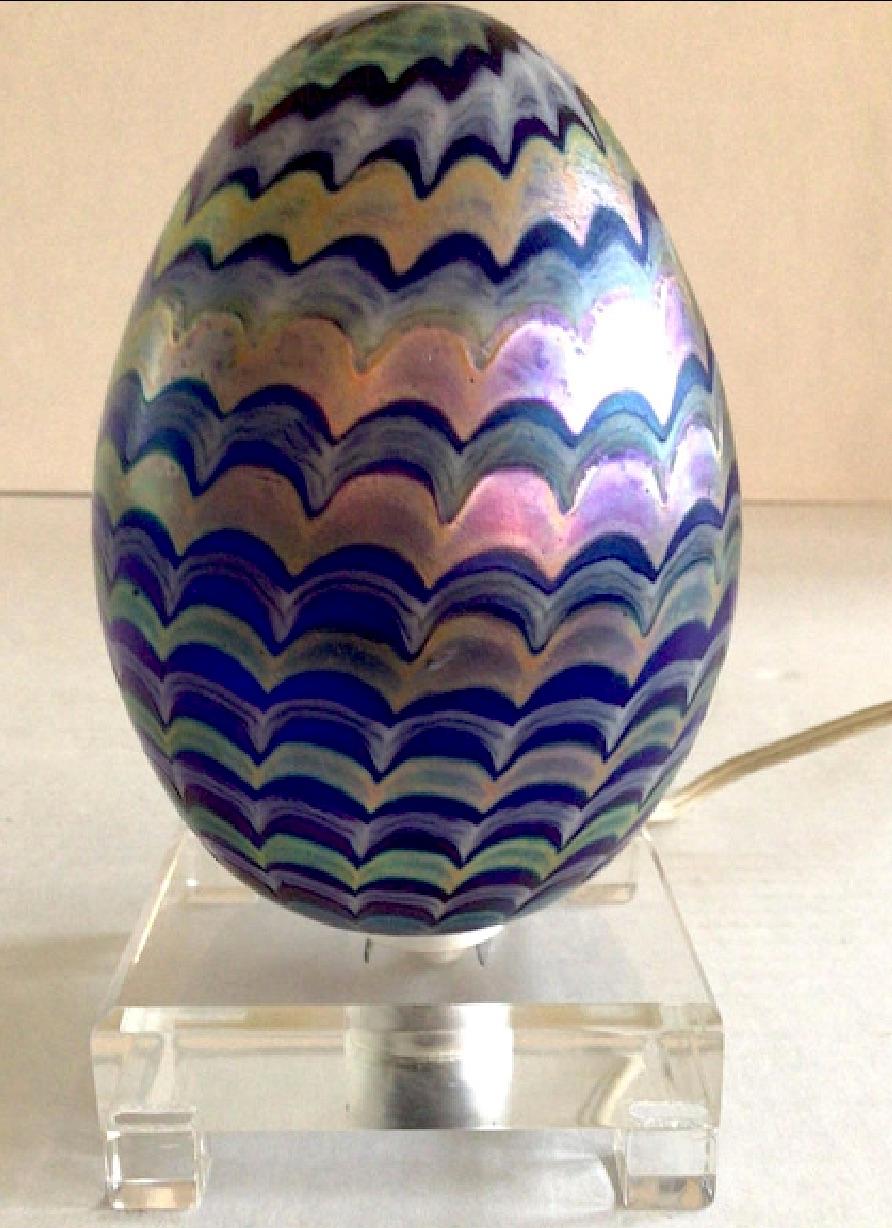1980er Jahre Gezogene Feder bemaltes Kunstglas Ei Licht auf Lucite Basis (Ende des 20. Jahrhunderts) im Angebot