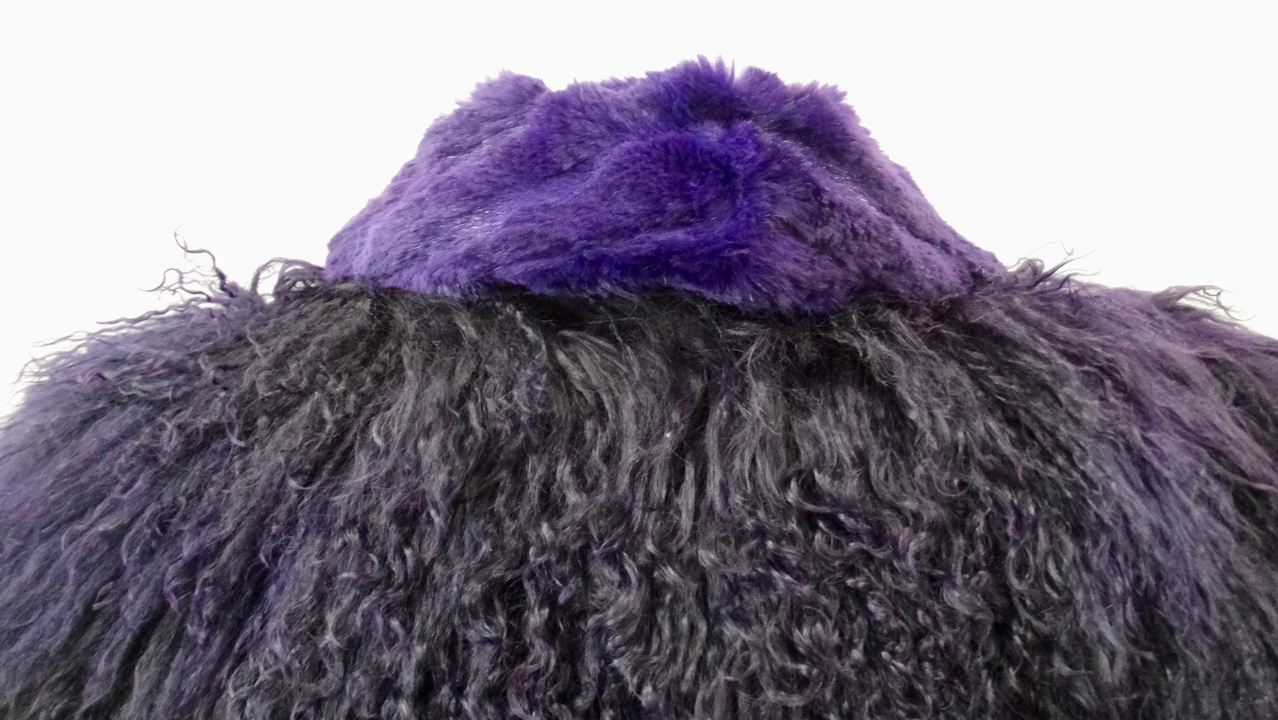 Veste en fourrure d'agneau de Mongolie violette surdimensionnée des années 1980  en vente 4