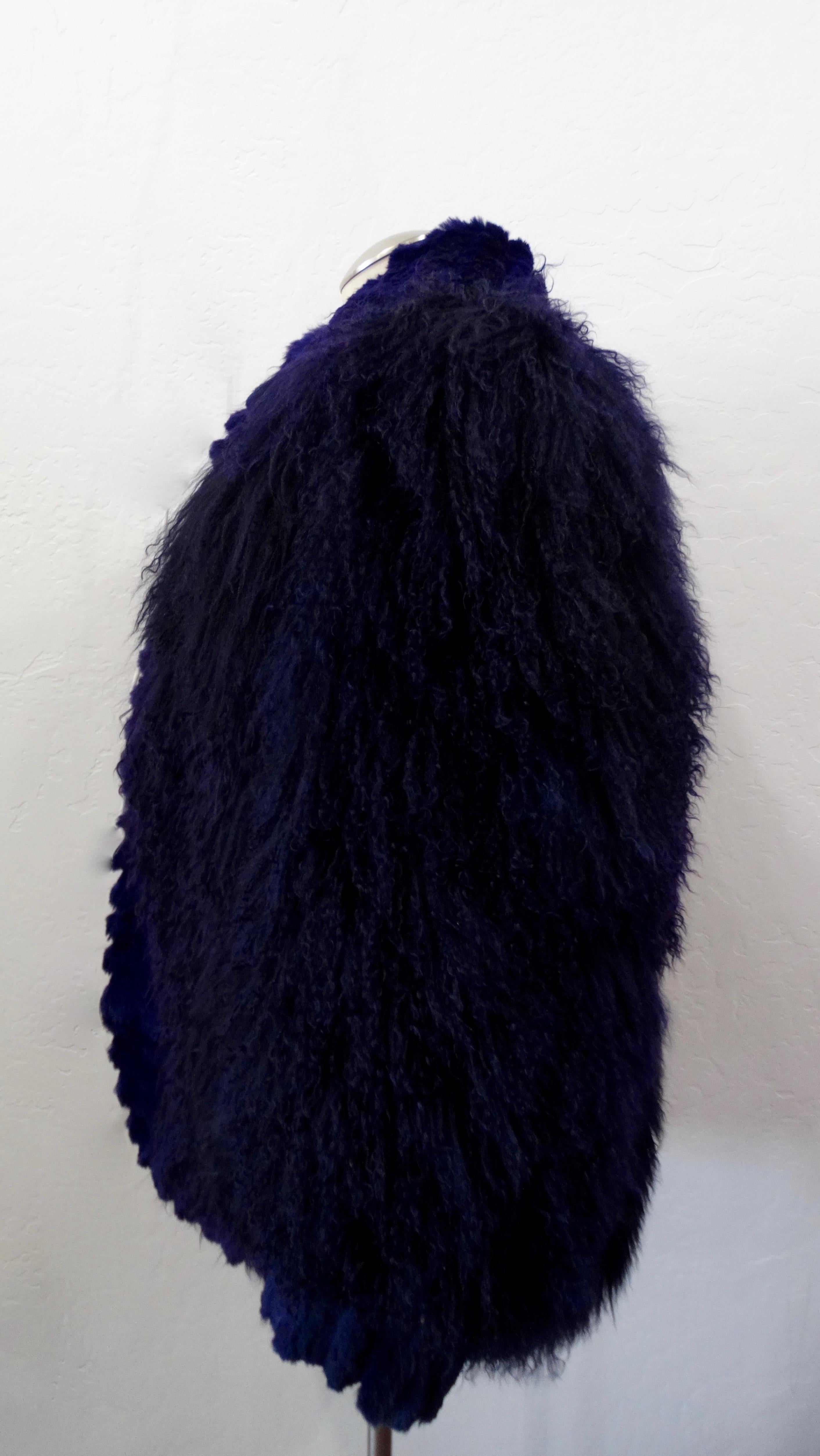Noir Veste en fourrure d'agneau de Mongolie violette surdimensionnée des années 1980  en vente