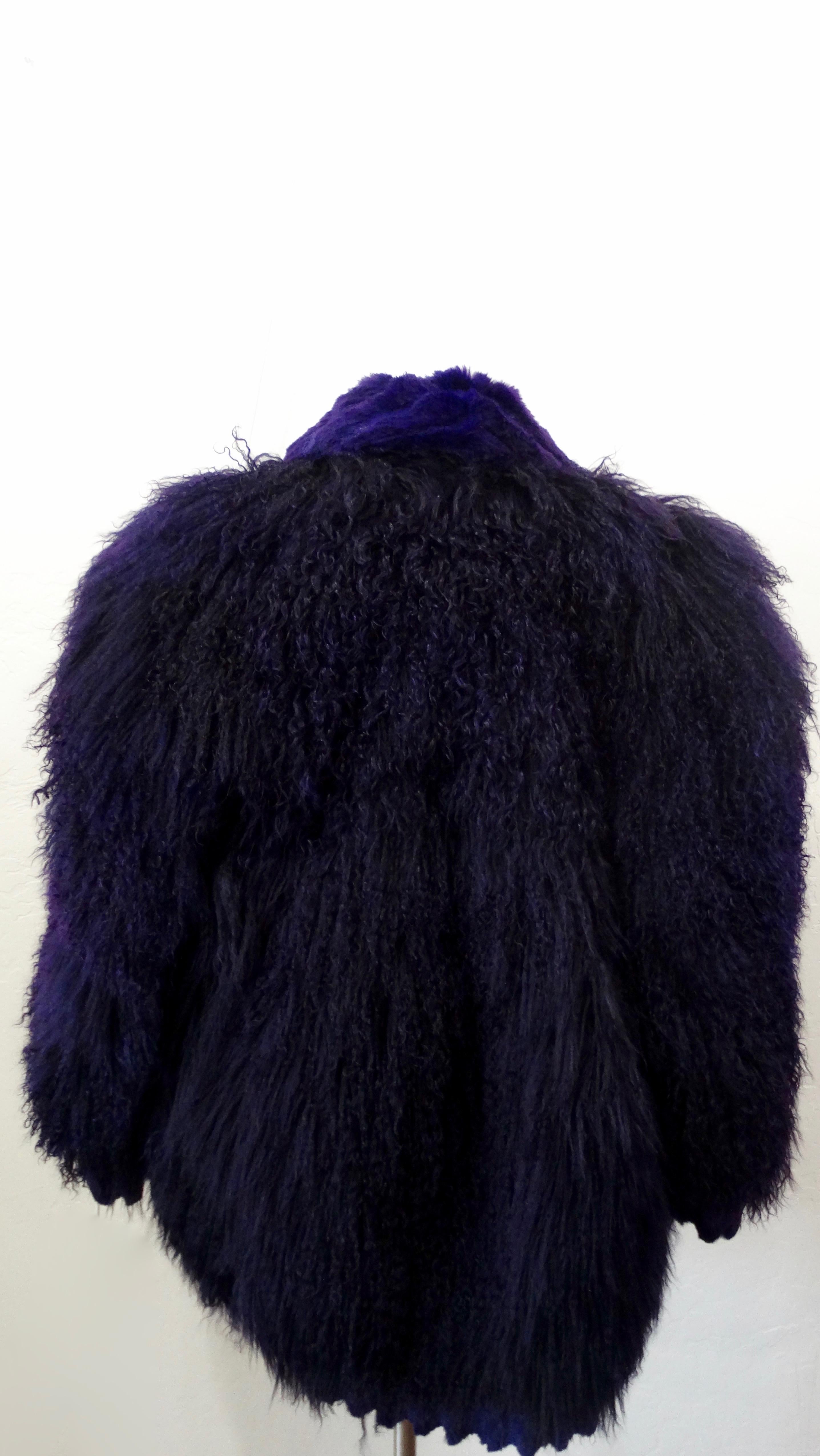 Veste en fourrure d'agneau de Mongolie violette surdimensionnée des années 1980  en vente 1