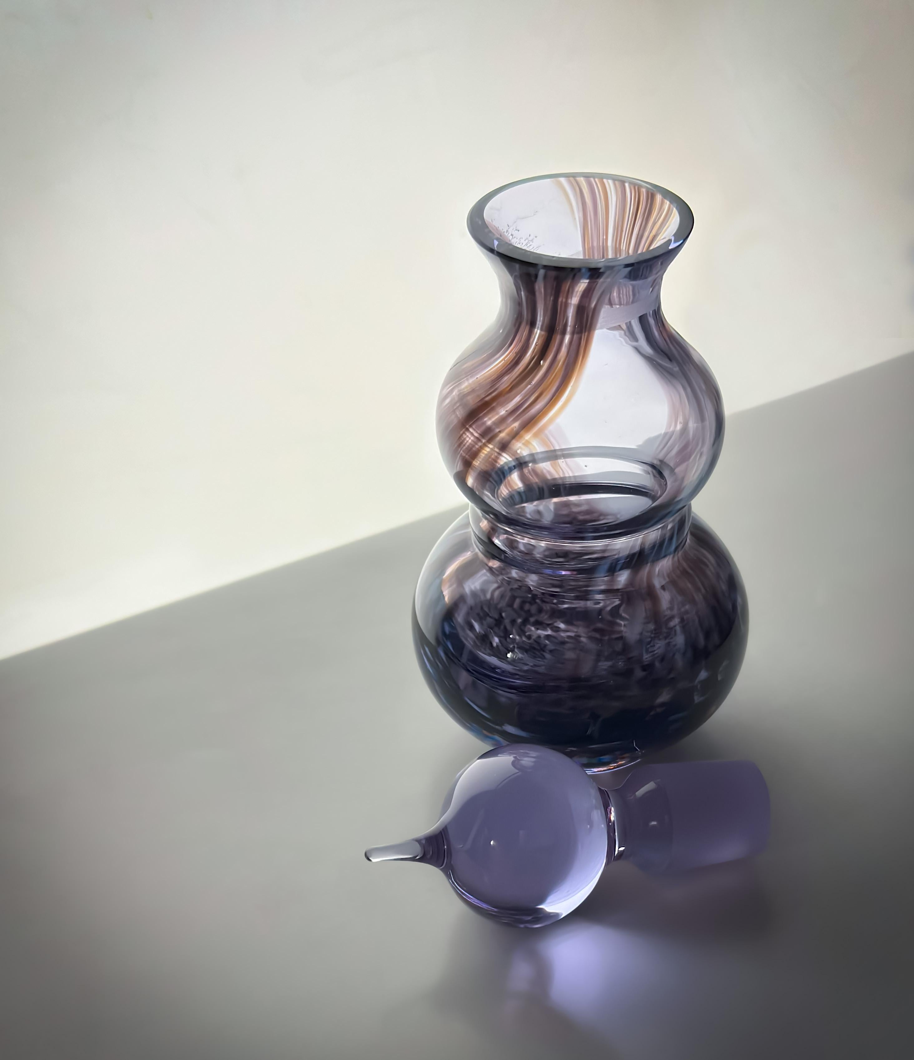 XX secolo Bottiglia di profumo in vetro neodimio viola degli anni '80 di Caithness, Scotland in vendita