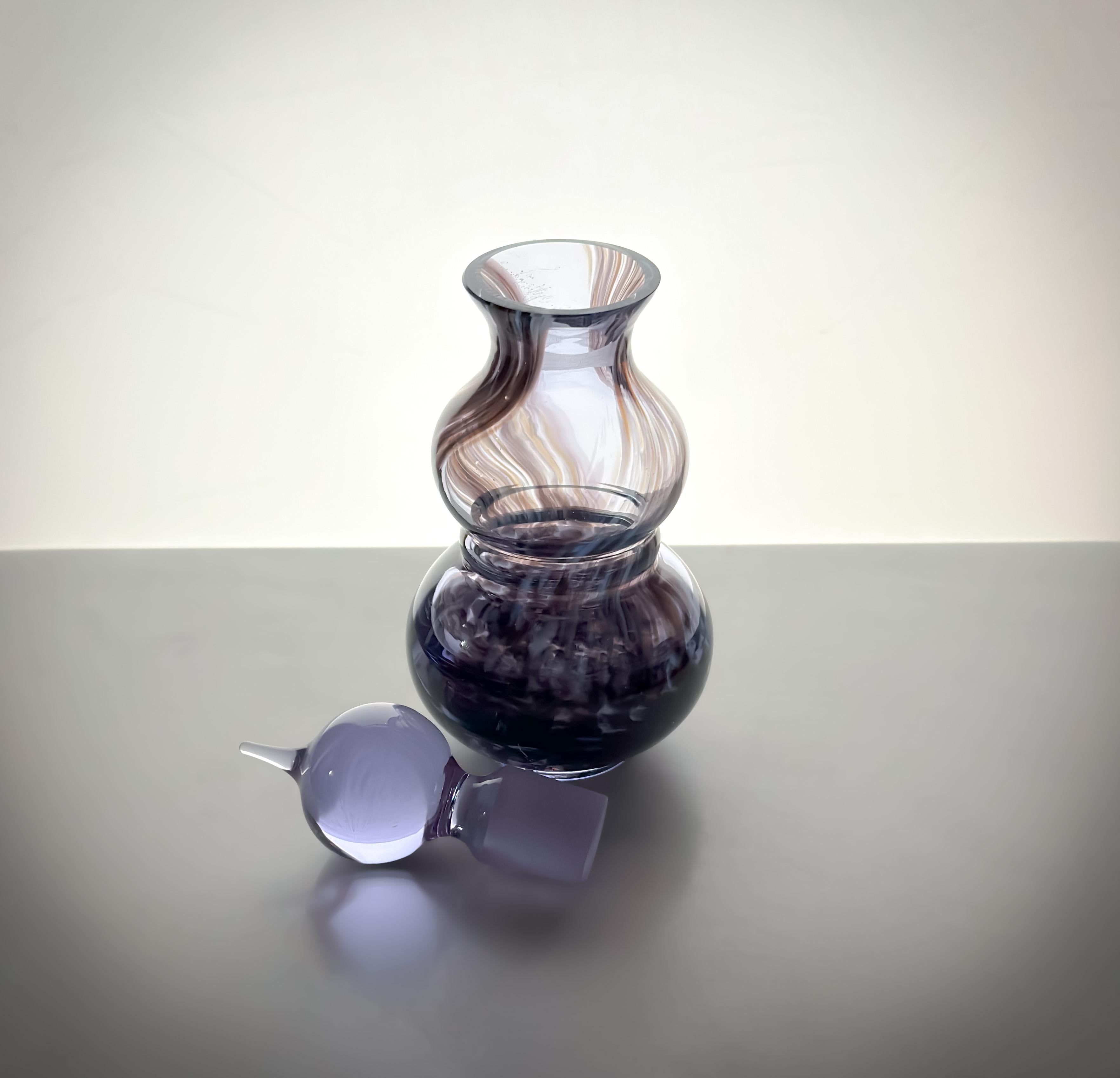 Vetro artistico Bottiglia di profumo in vetro neodimio viola degli anni '80 di Caithness, Scotland in vendita