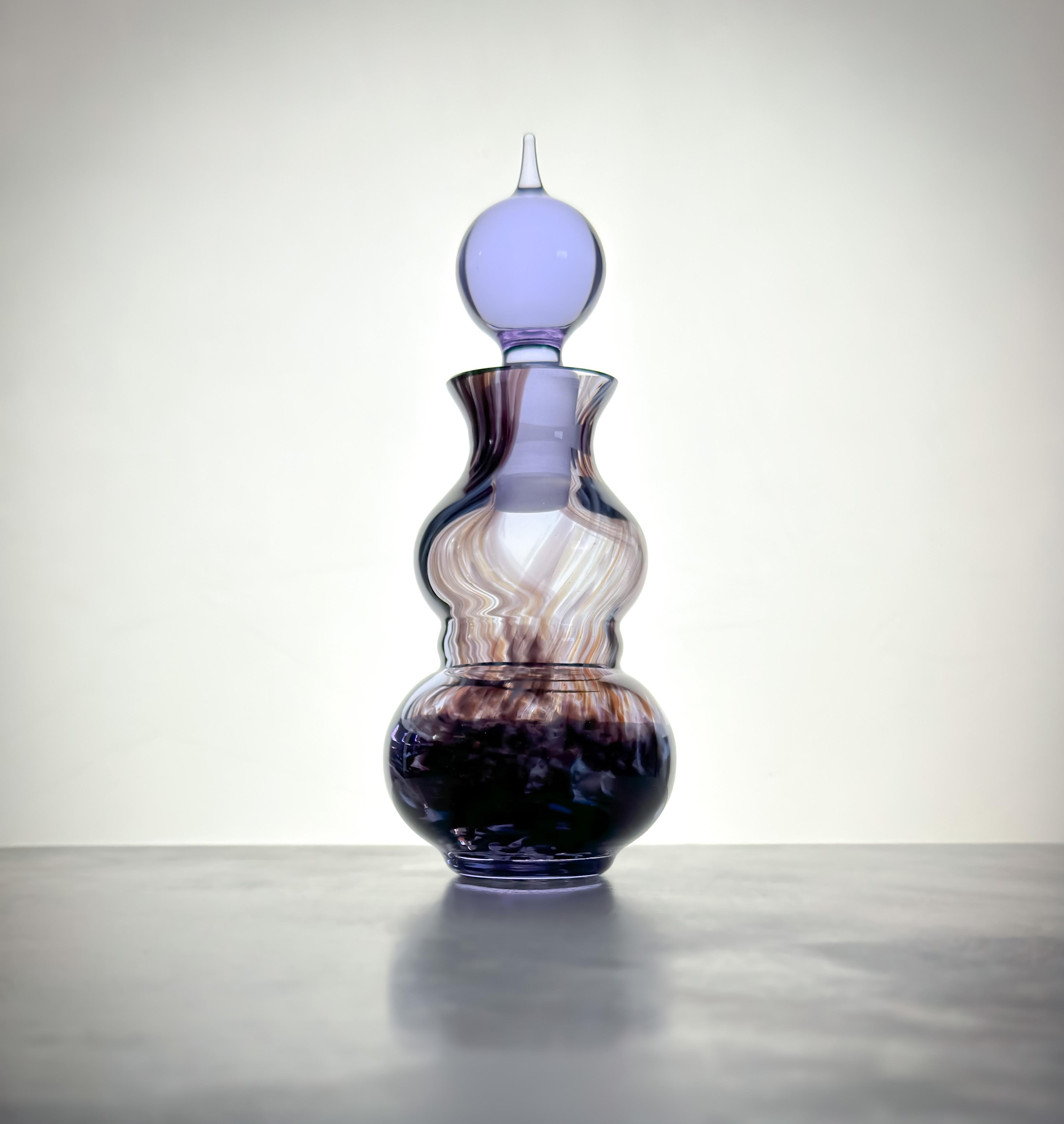 Bottiglia di profumo in vetro neodimio viola degli anni '80 di Caithness, Scotland in vendita 1