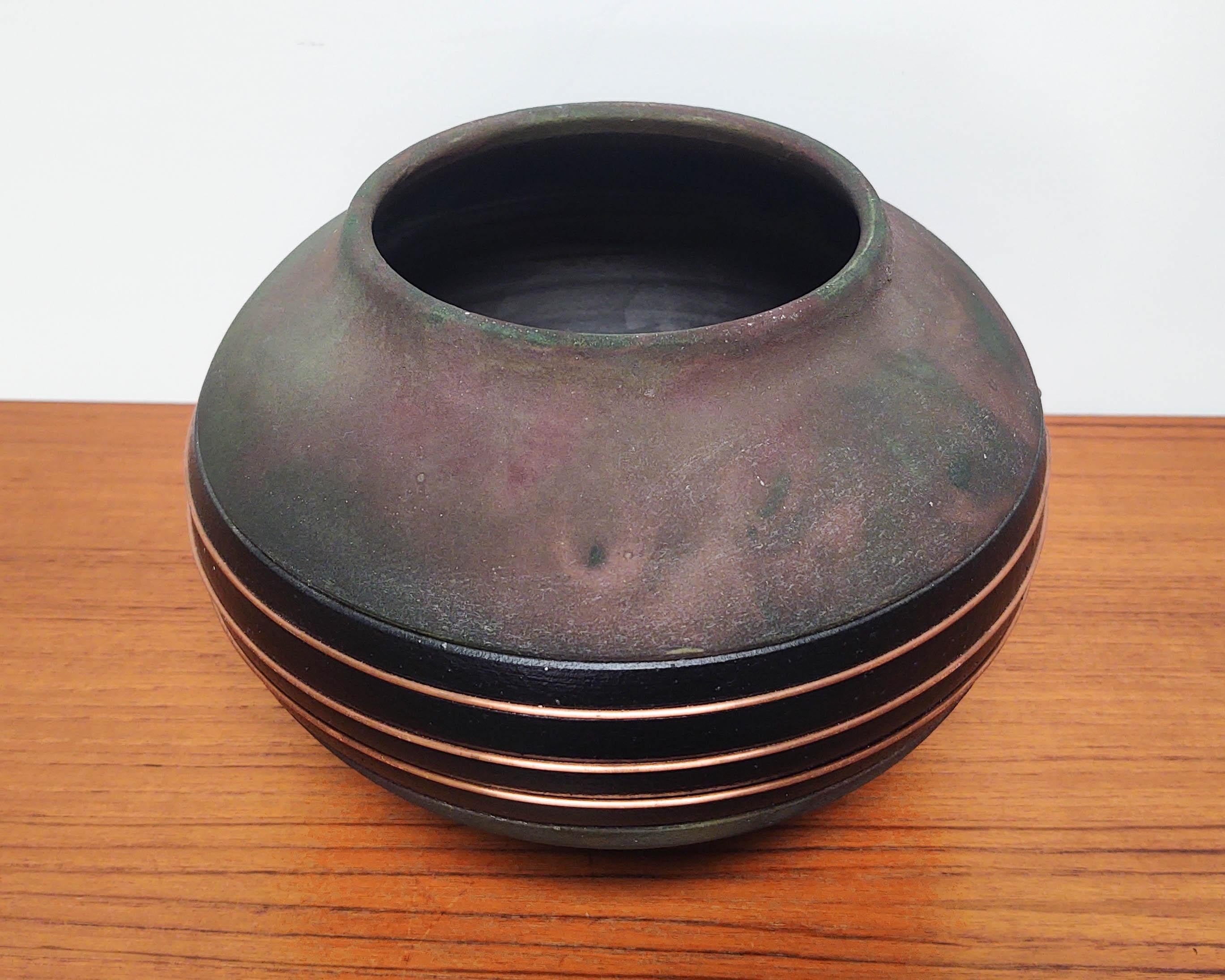 20ième siècle Vase en terre cuite irisée noire Raku des années 1980 en vente