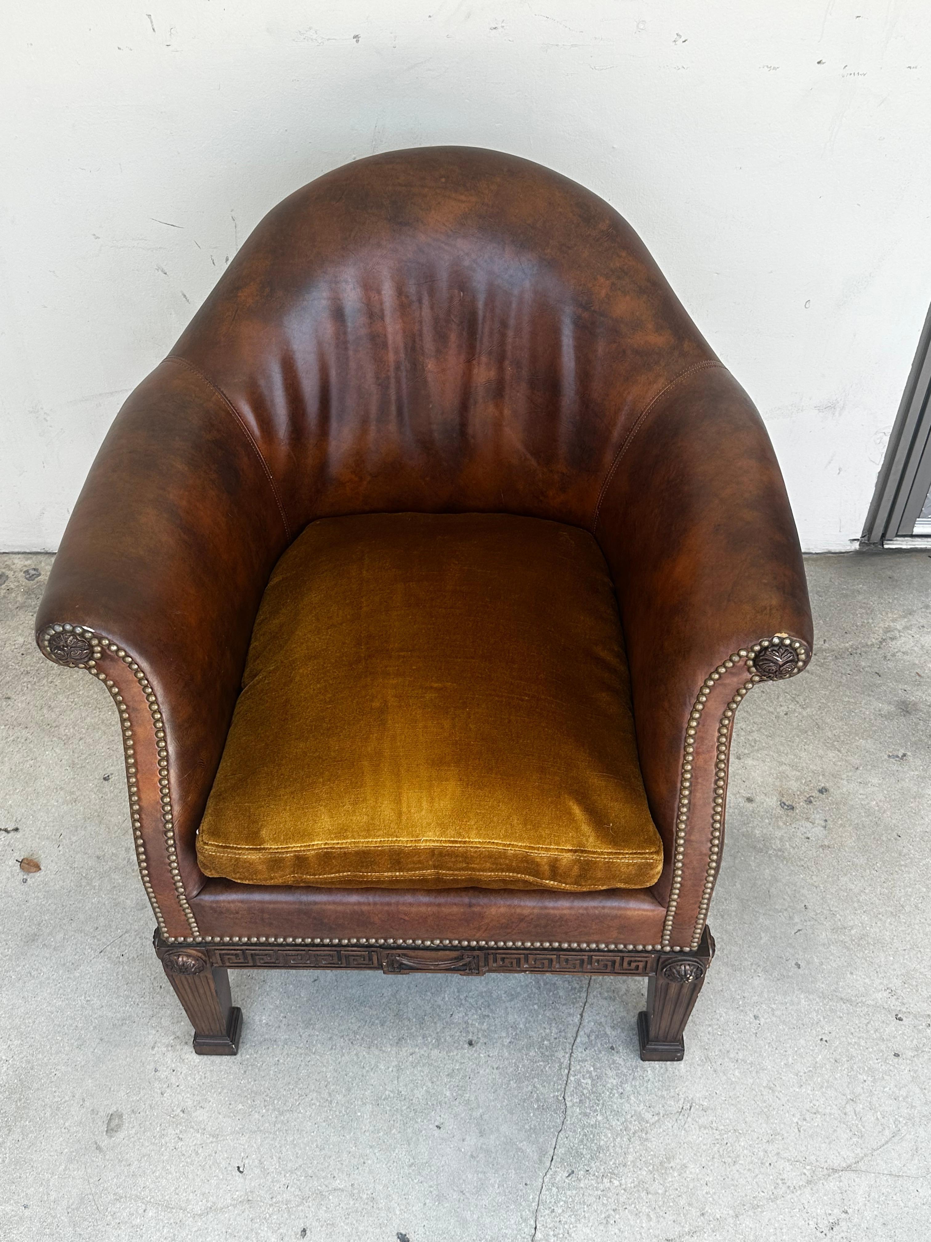 1980er Ralph Lauren Style Leder Mohair Vergoldet Griechischer Schlüssel Wood Library Chair (Art déco) im Angebot