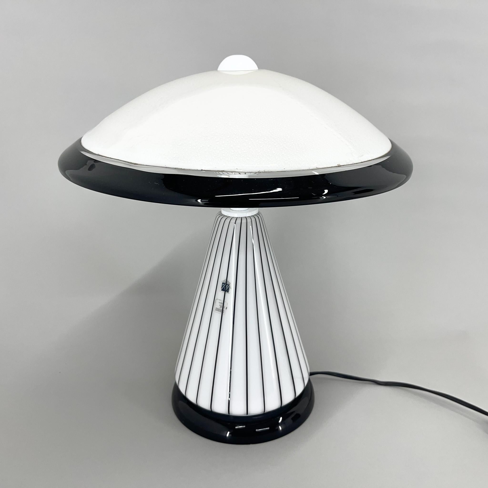 Rare lampe de table en verre Vetri Murano noir et blanc de Zonca (voir étiquette). Très bon état vintage, fabriqué en Italie dans les années 1980.
