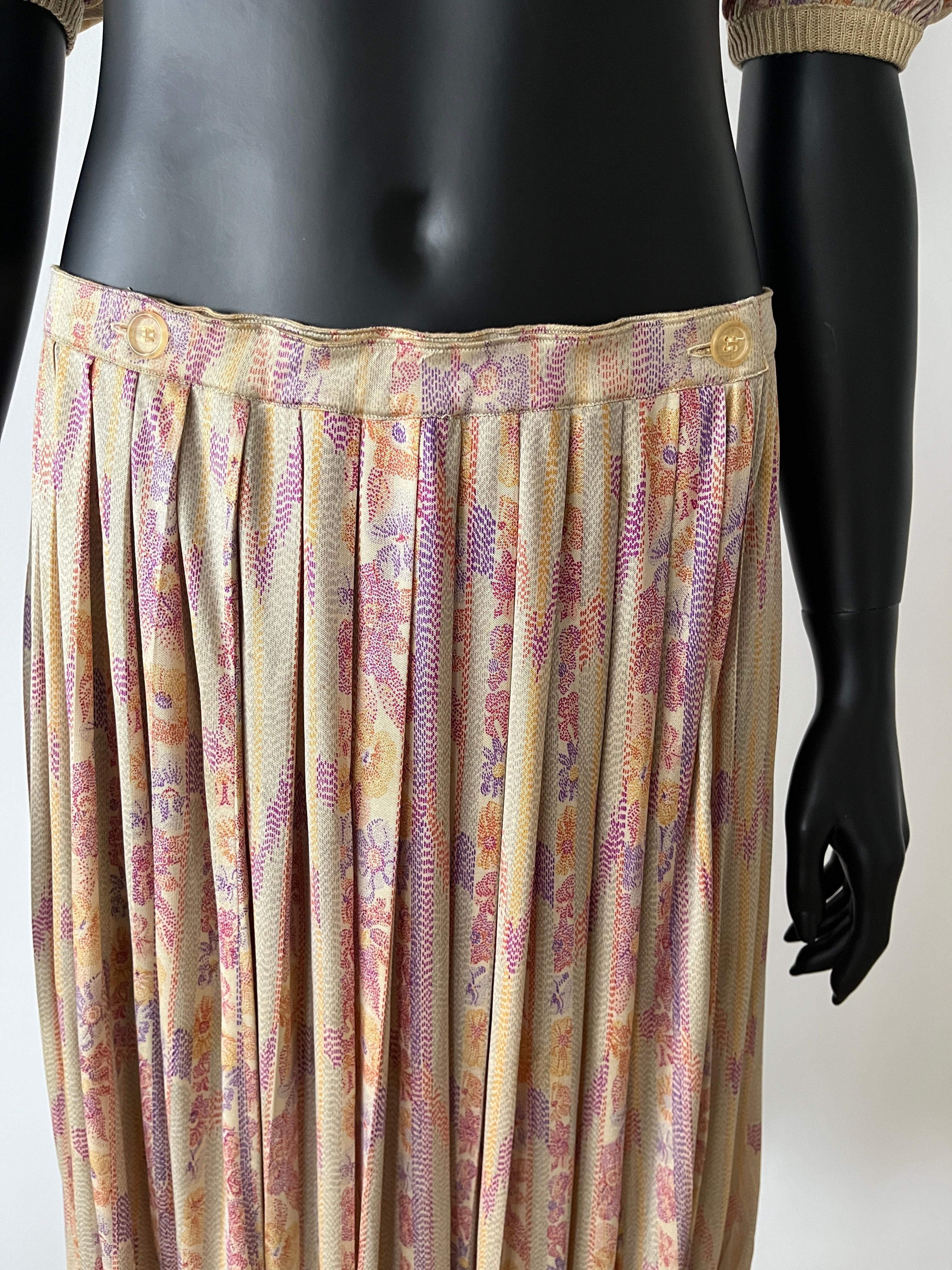 1980 Rare Vintage MISSONI FLORAL SILK skirt. Le haut est vendu ! Pour femmes en vente