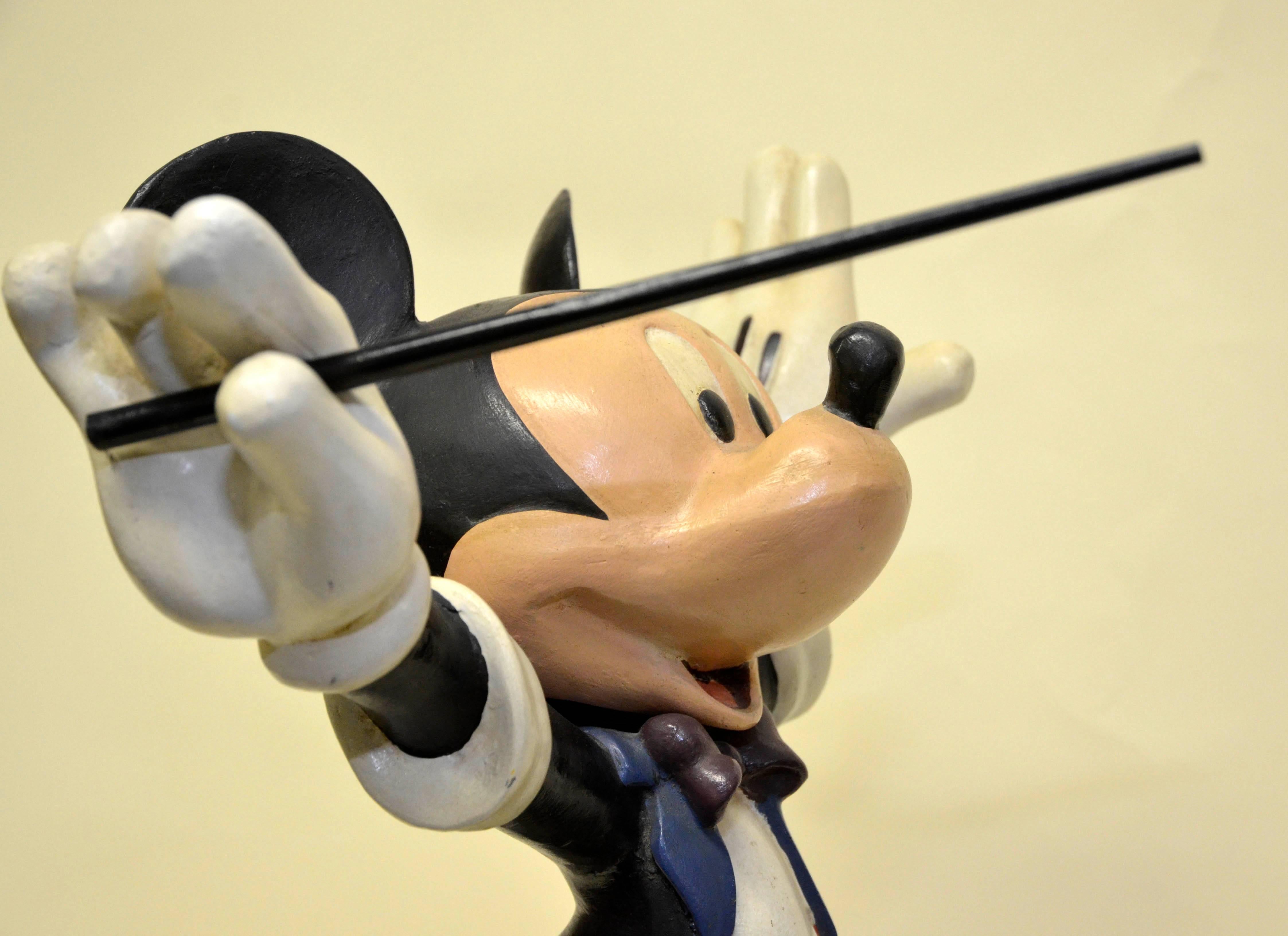 1980s Rare Walt Disney Mickey Mouse Conductor Statue in Fiberglass (Ende des 20. Jahrhunderts)