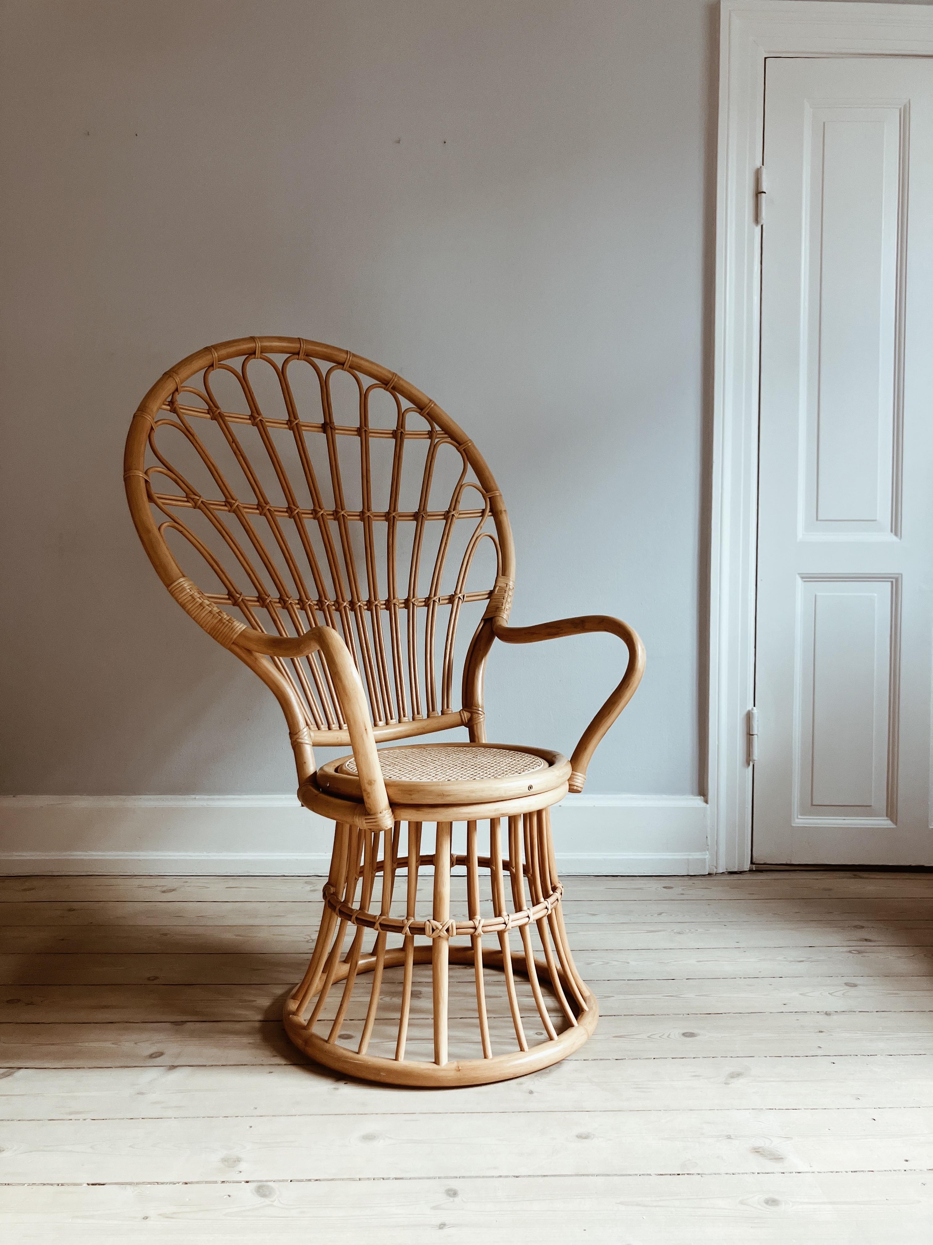 Silla pavo real de color marrón claro de aprox. Francia de los años 80. 

En bambú y con mimbre francés intacto y tenso en el asiento. El mimbre francés hace que el asiento sea único, ya que la mayoría de las sillas pavo real tienen varillas de
