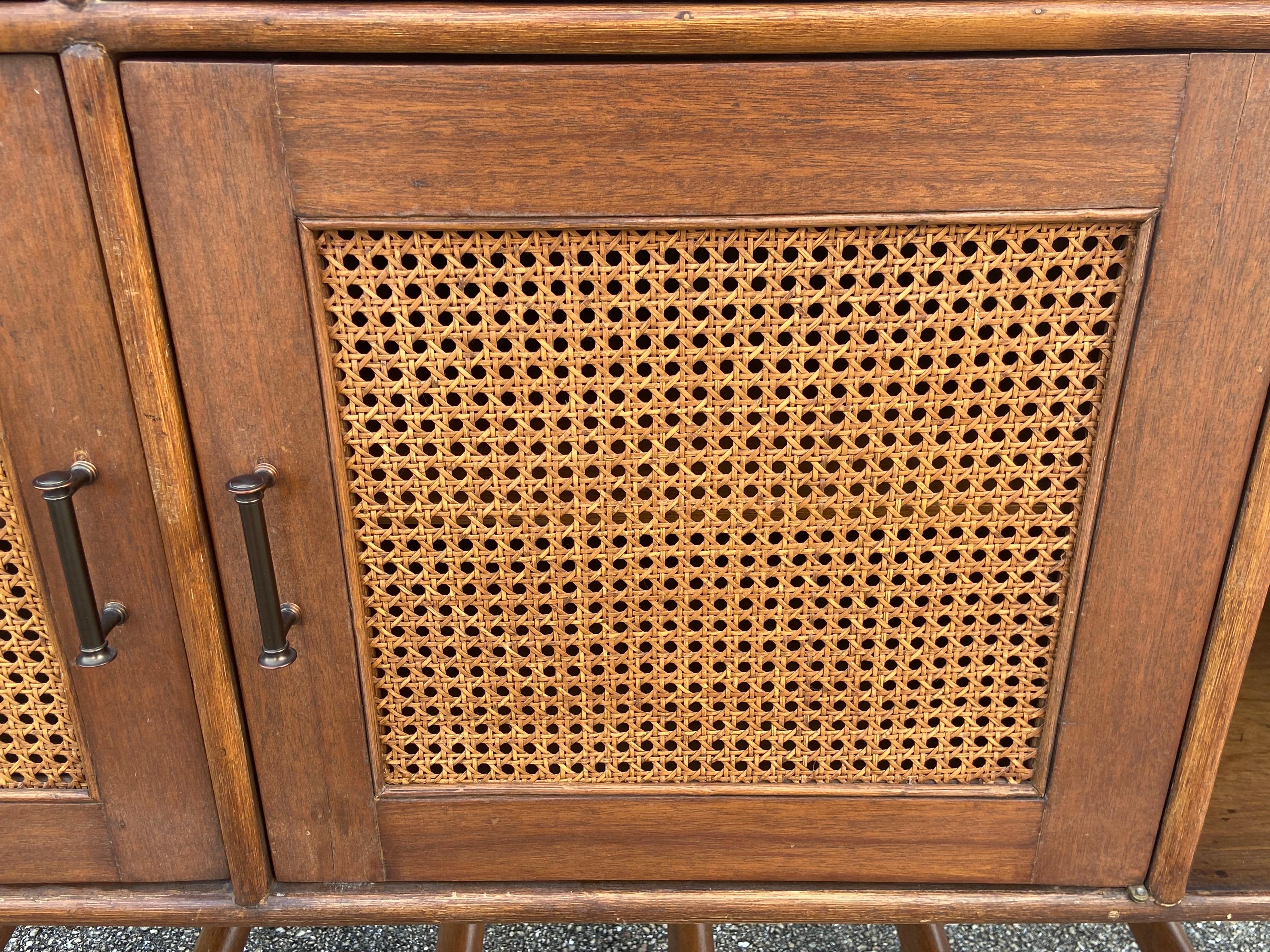 Credenza in rattan anni '80 con cassetti e armadietti in vendita 3