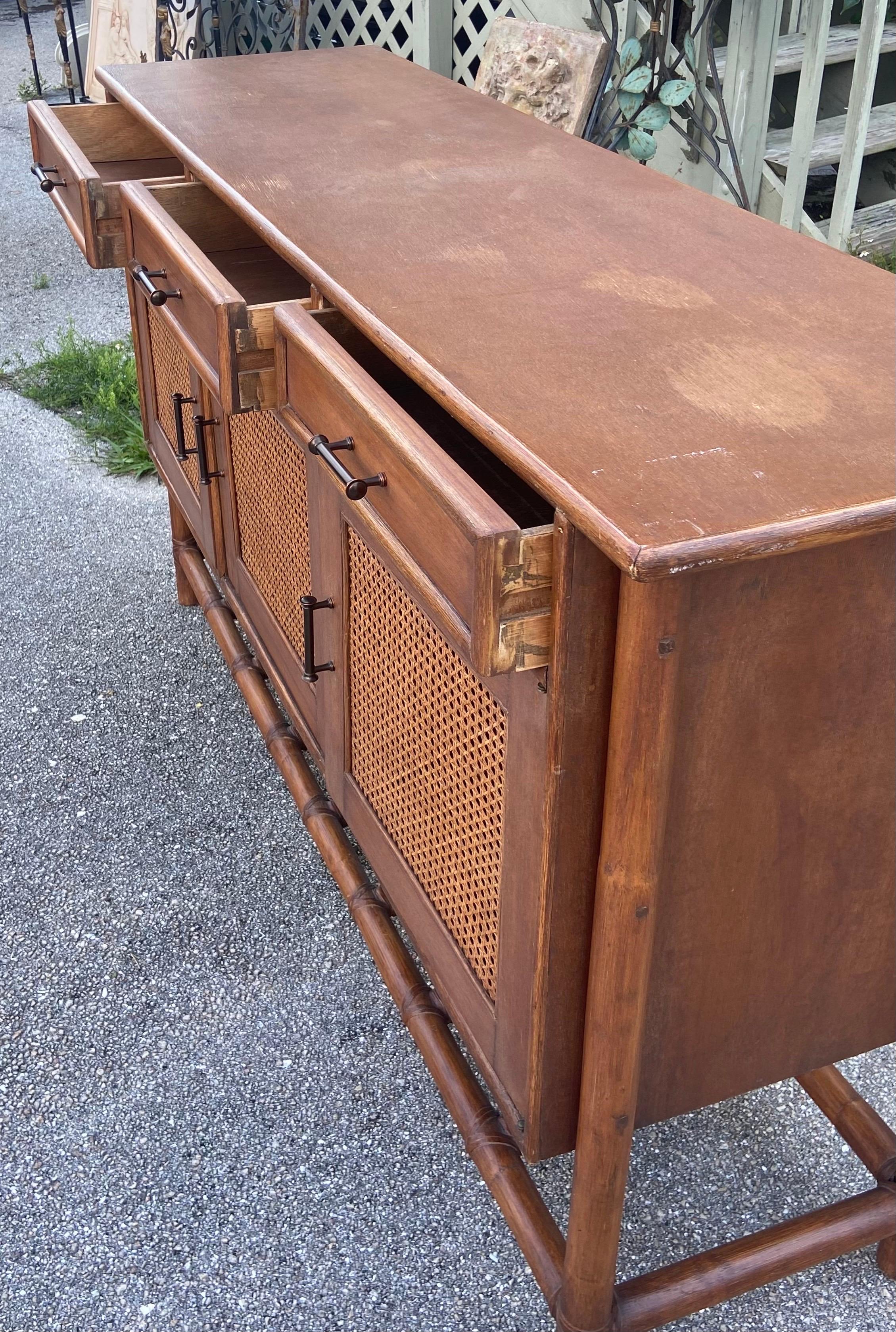 Credenza in rattan anni '80 con cassetti e armadietti in vendita 4