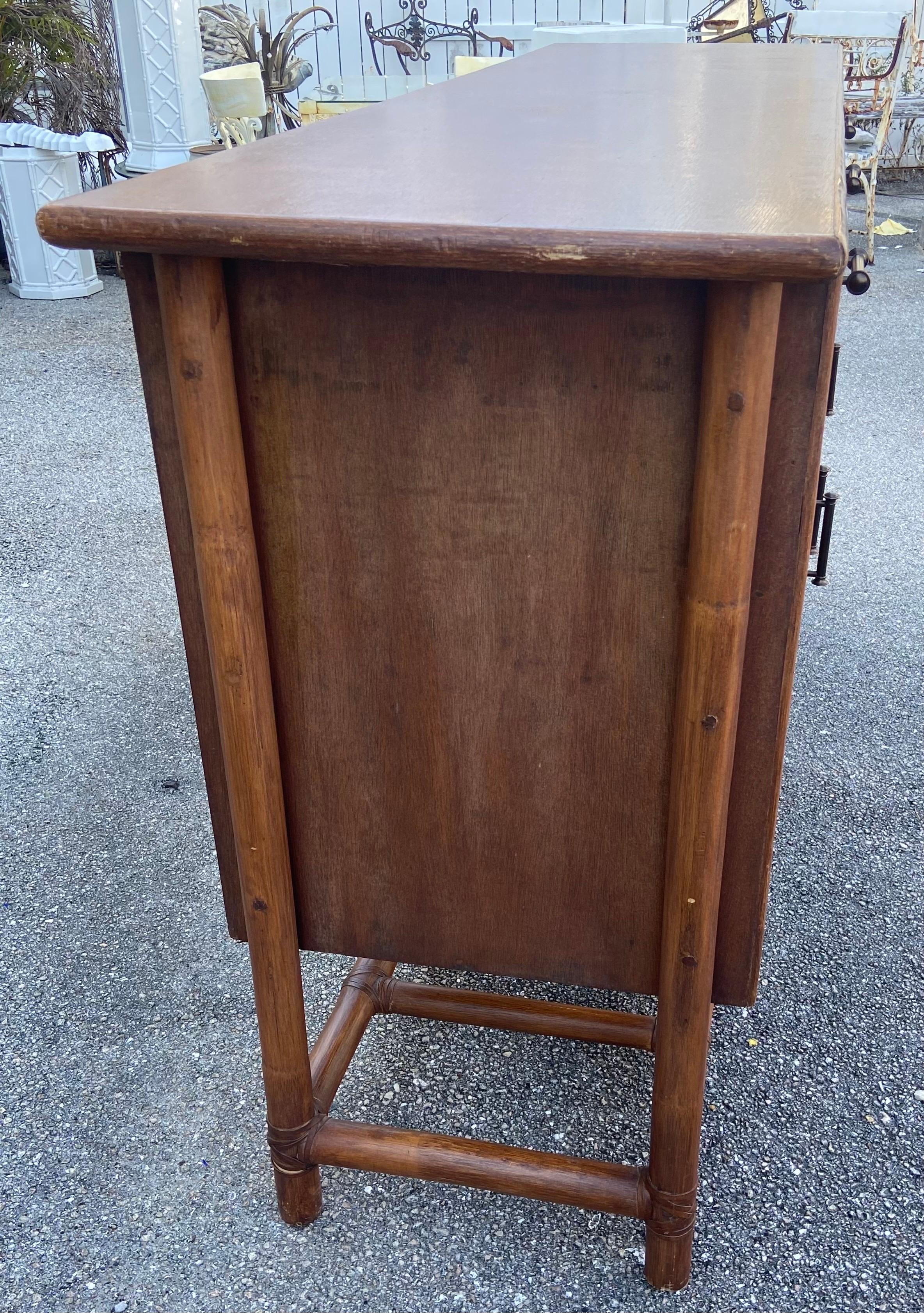 Hollywood Regency Credenza in rattan anni '80 con cassetti e armadietti in vendita