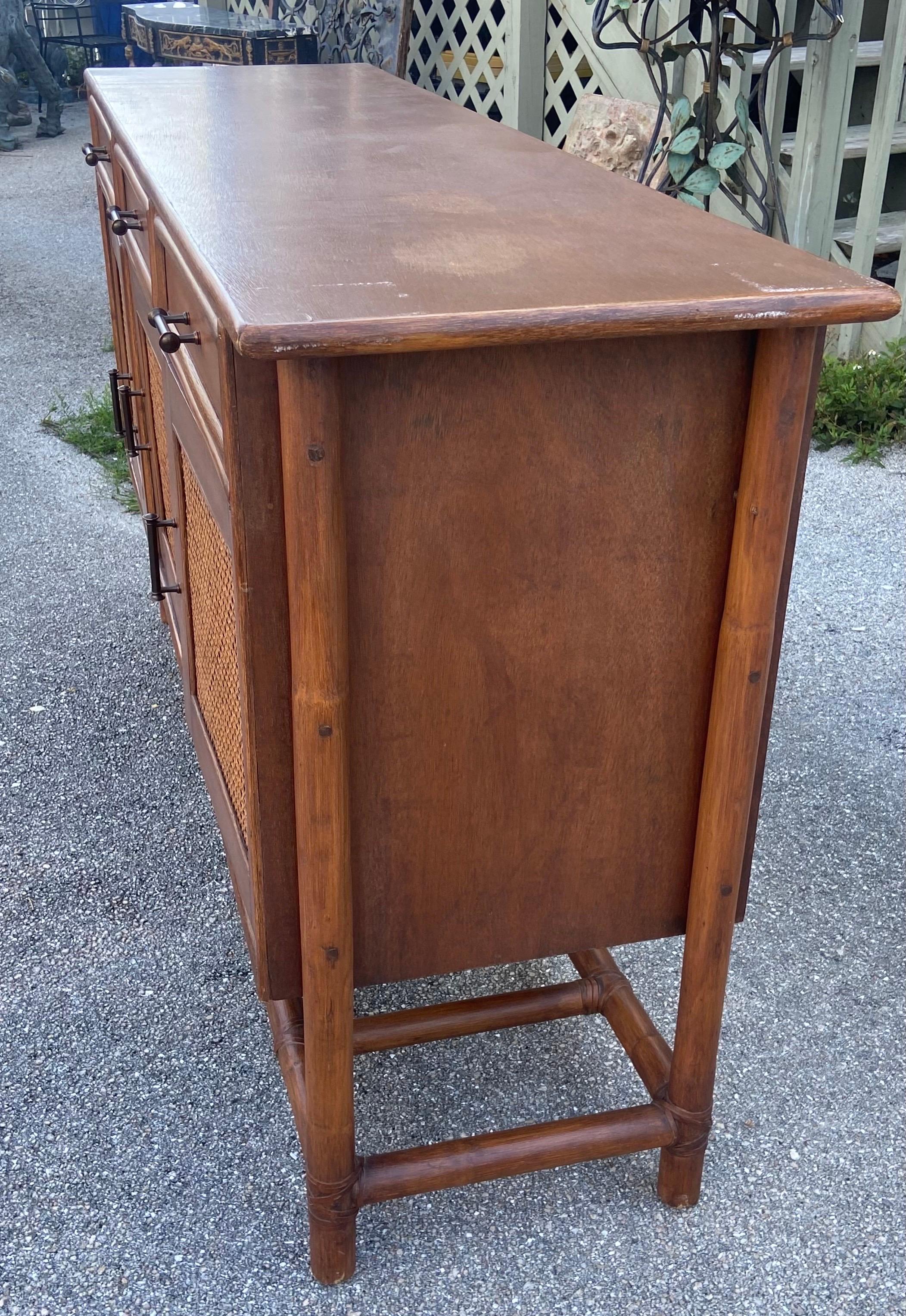 Americano Credenza in rattan anni '80 con cassetti e armadietti in vendita