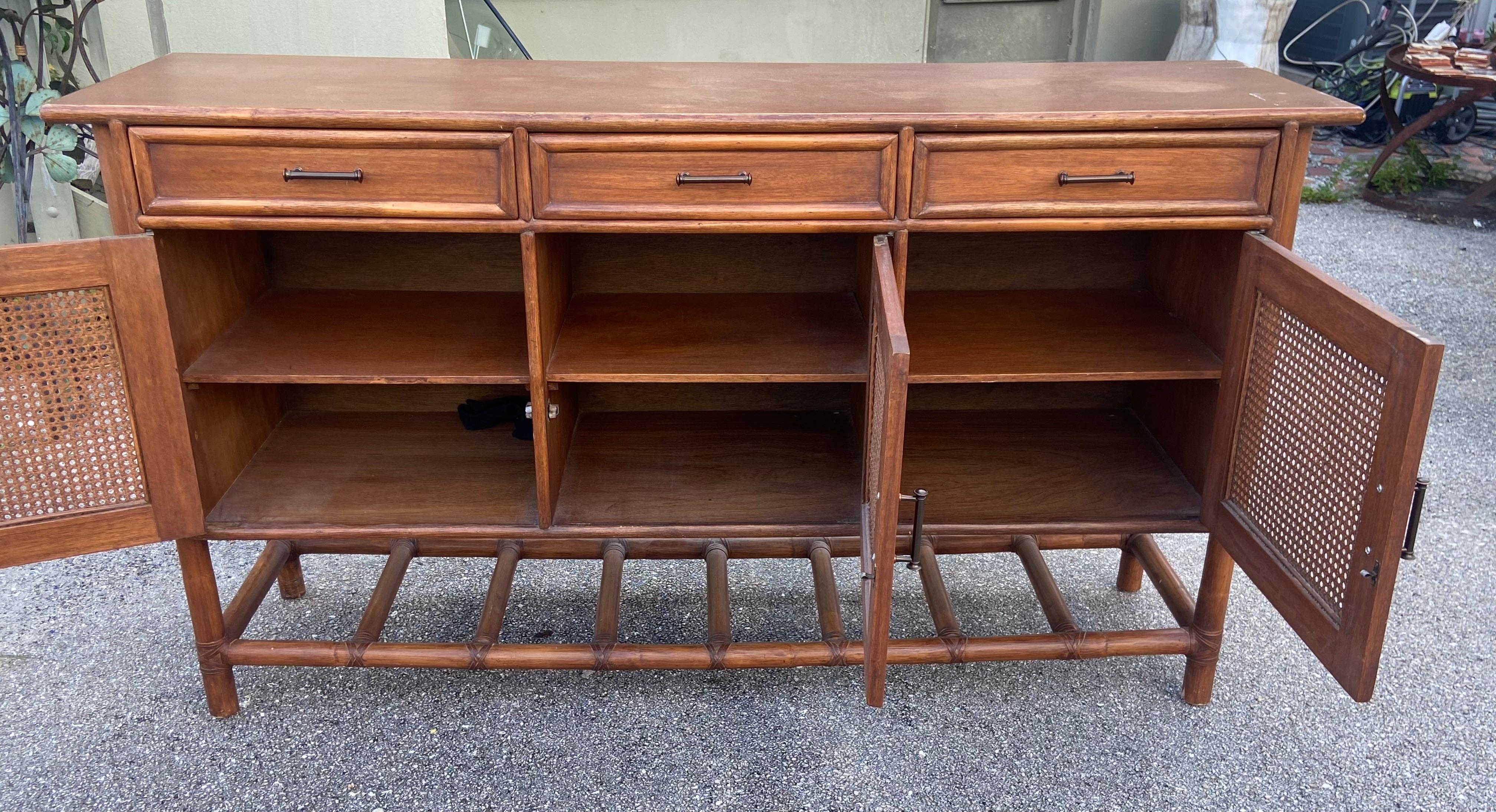 Fine XX secolo Credenza in rattan anni '80 con cassetti e armadietti in vendita