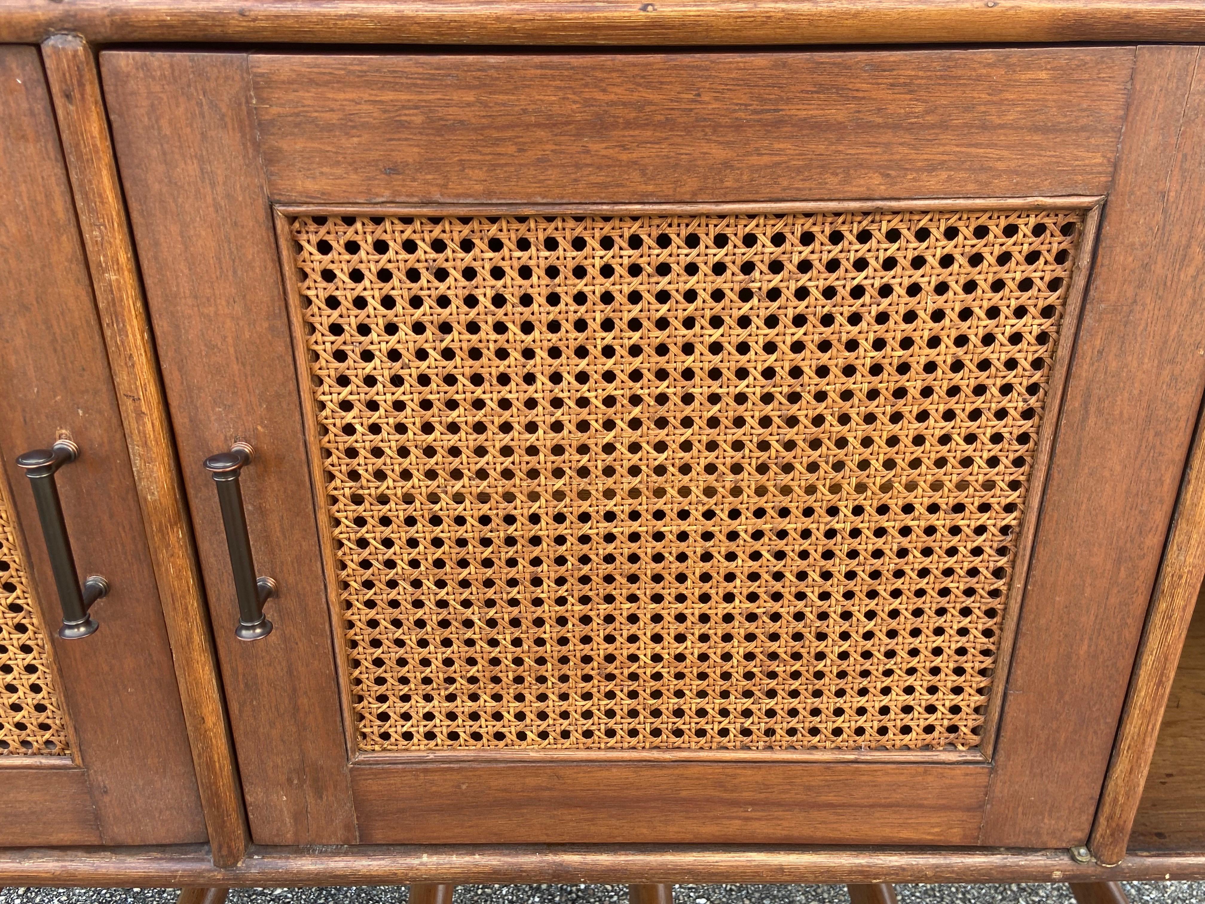 Credenza in rattan anni '80 con cassetti e armadietti in vendita 1