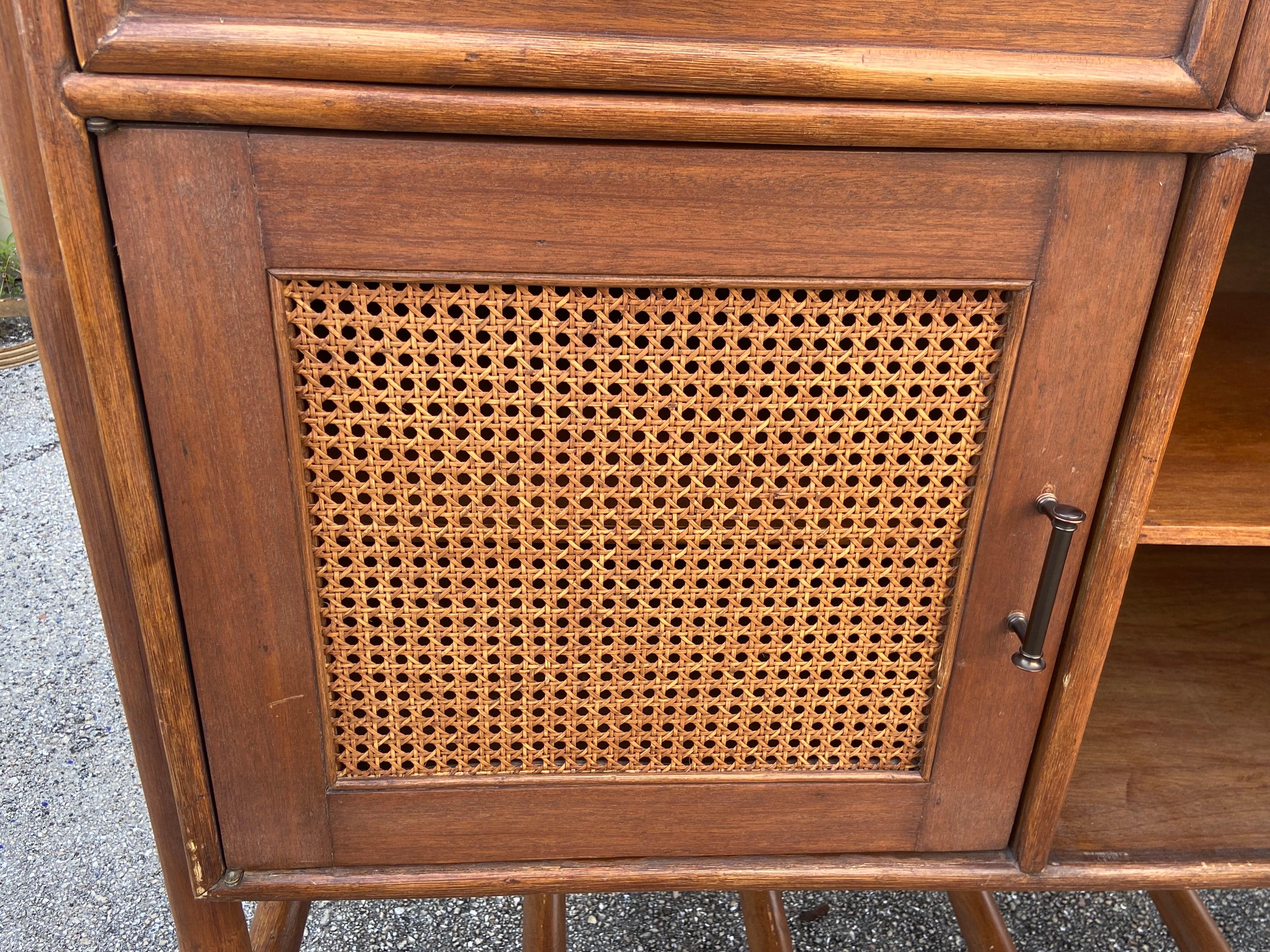 Credenza in rattan anni '80 con cassetti e armadietti in vendita 2