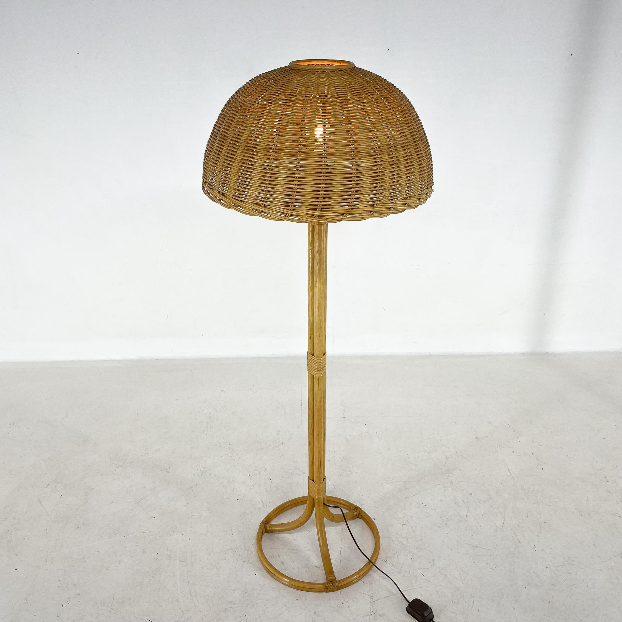Vintage all-rattan floor lamp withe step-on switch, made in the former Czechoslovakia in the 1980's. All imperfections can be seen in the photos.