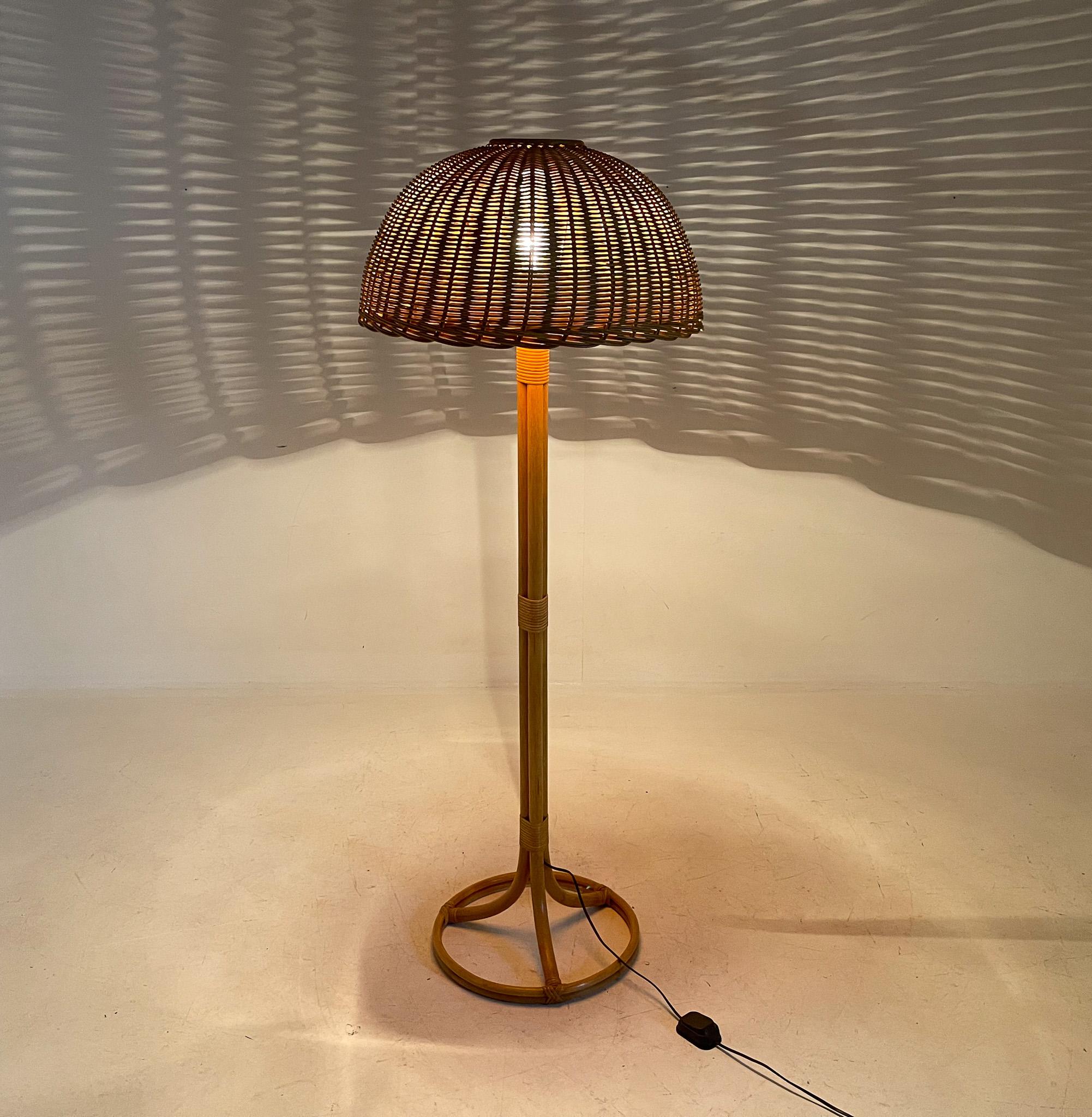 1980's Rattan Floor Lamp, Czechoslovakia In Good Condition For Sale In Praha, CZ