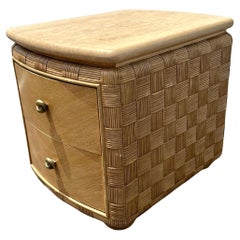 Tavolino da notte anni '80 in rattan intrecciato con piano in travertino