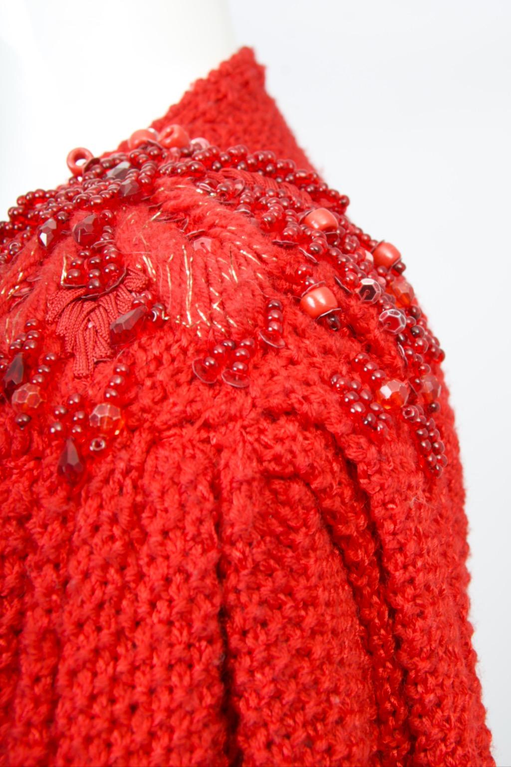 Cardigan artisanal rouge avec épaules perlées des années 1980 en vente 5
