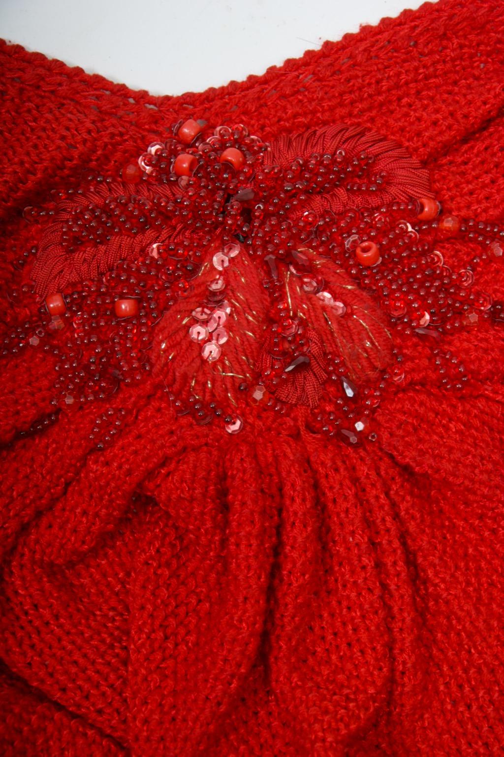 Cardigan artisanal rouge avec épaules perlées des années 1980 en vente 8