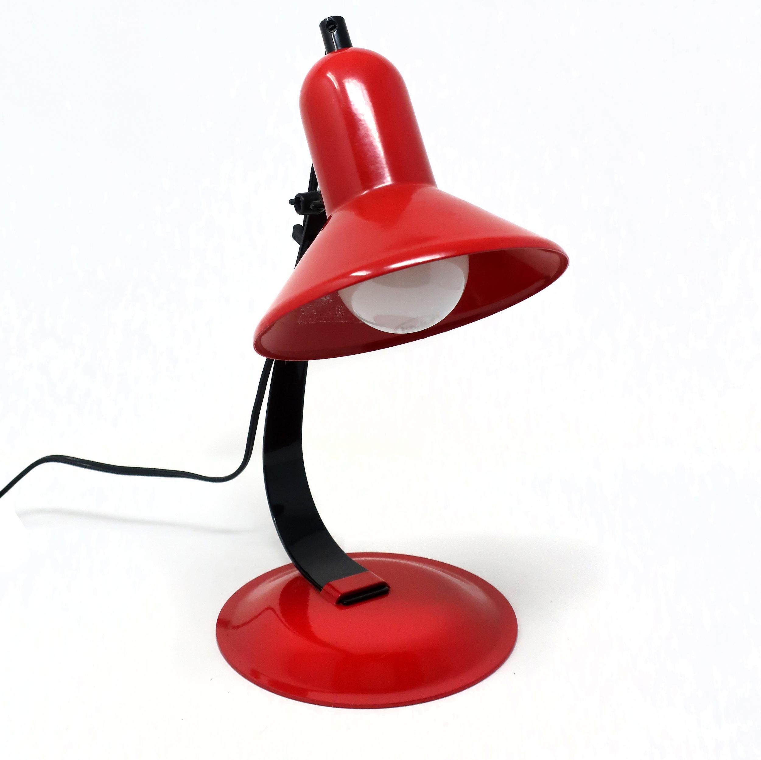 Mid-Century Modern Lampe de bureau en métal rouge et noir des années 1980 en vente