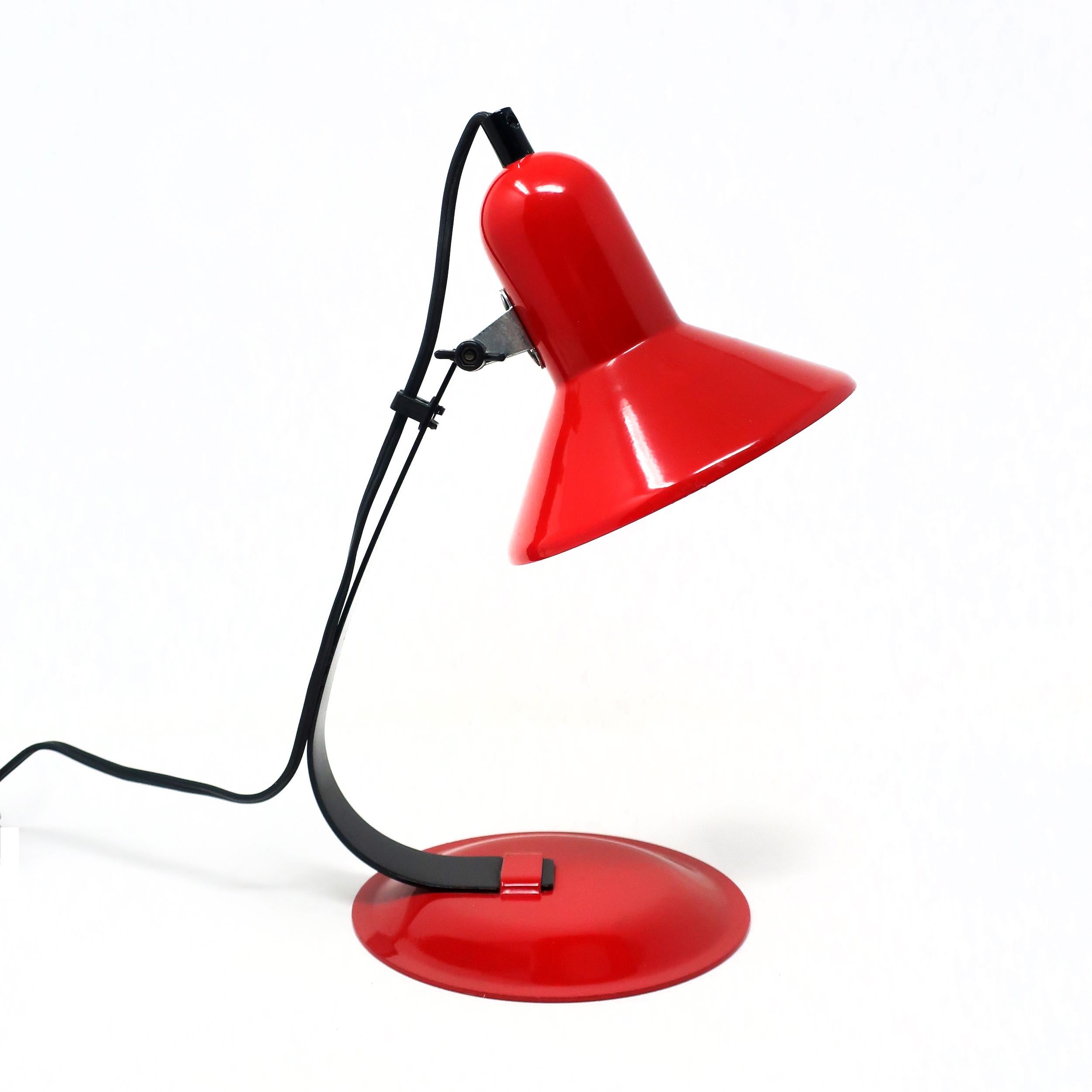 Lampe de bureau en métal rouge et noir des années 1980 Bon état - En vente à Brooklyn, NY