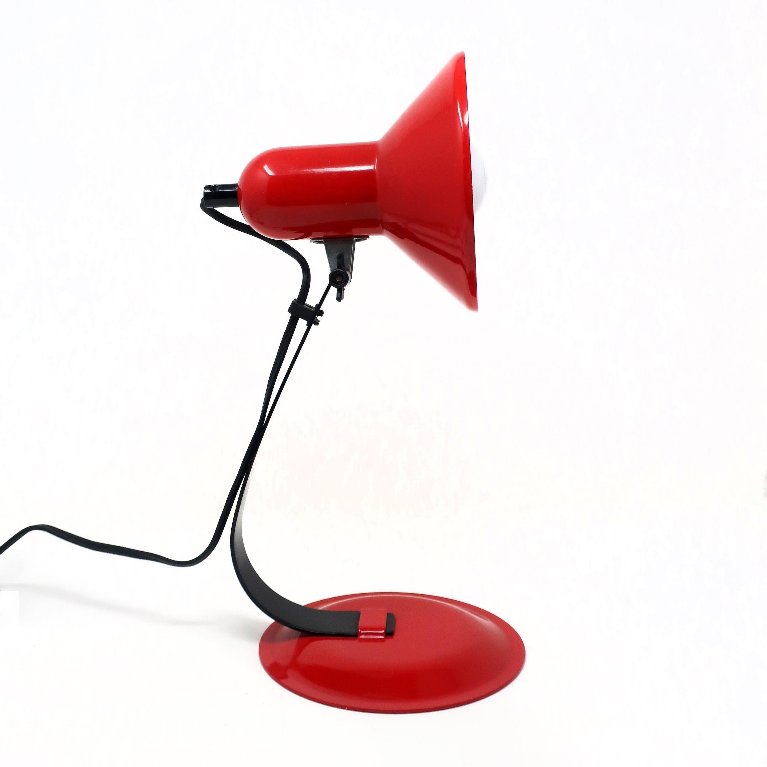 20ième siècle Lampe de bureau en métal rouge et noir des années 1980 en vente