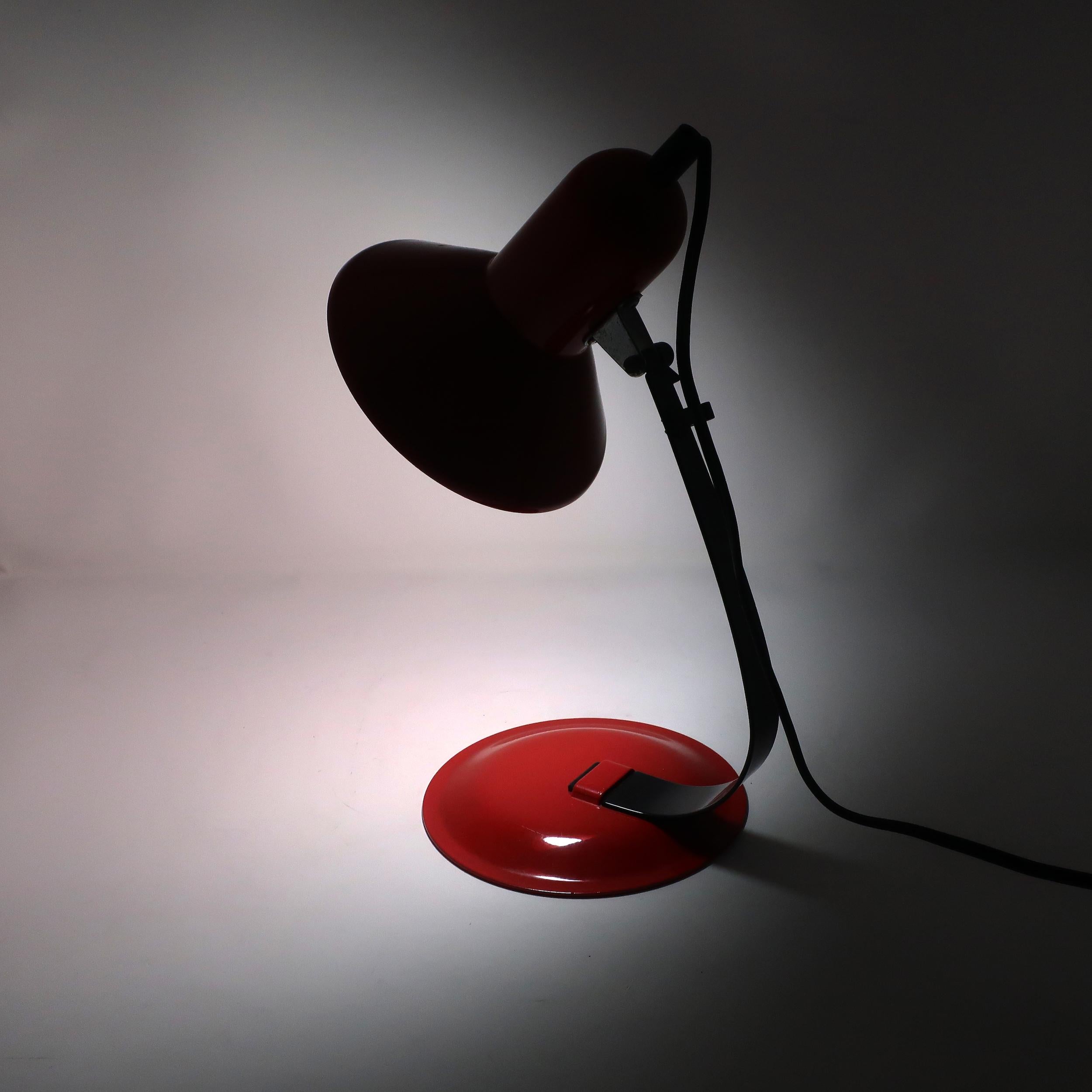 1980s Red & Black Metal Desk Lamp In Good Condition For Sale In Brooklyn, NY