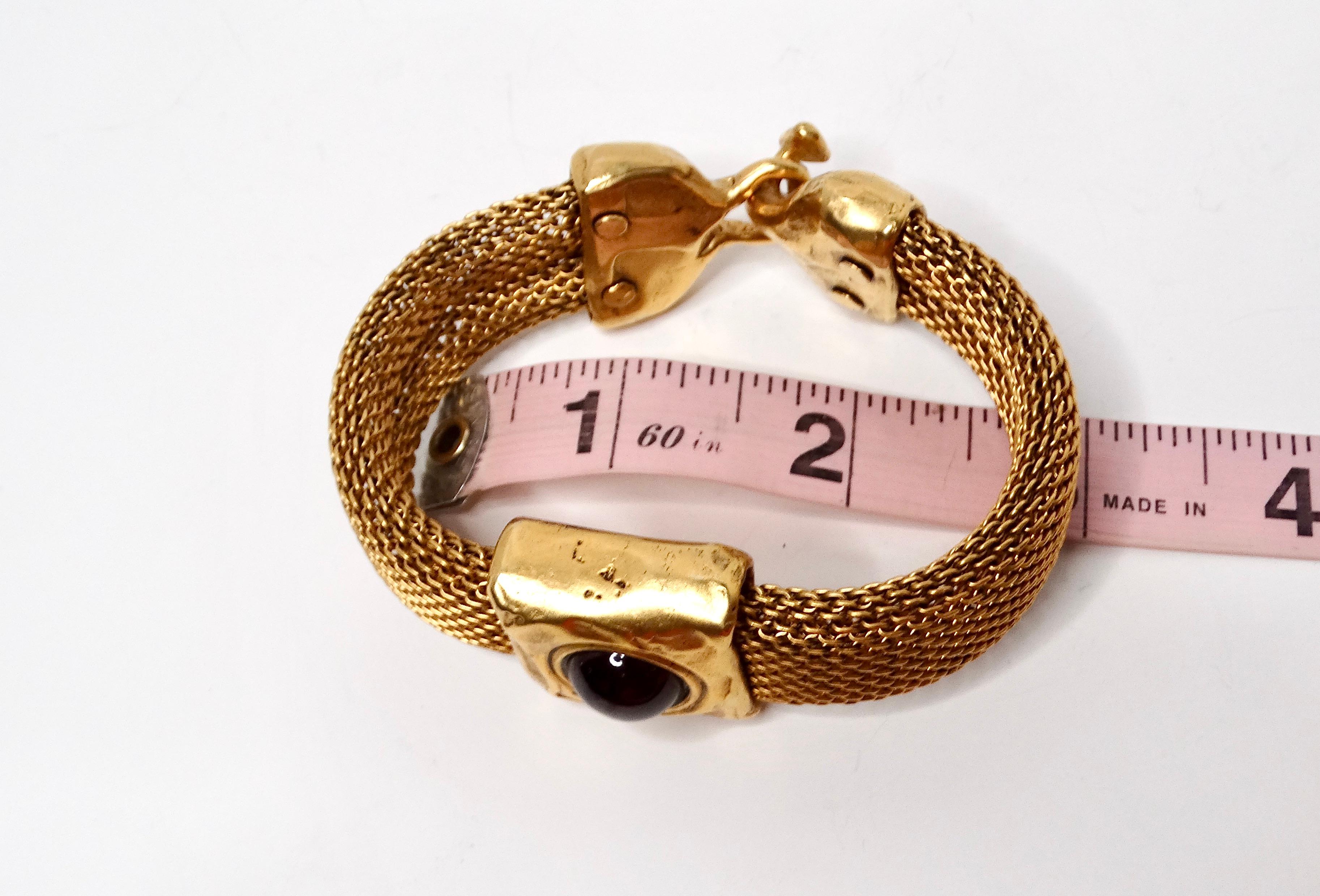 Pulsera de malla de granate con cabujón rojo en tono dorado de los años 80 en venta 1
