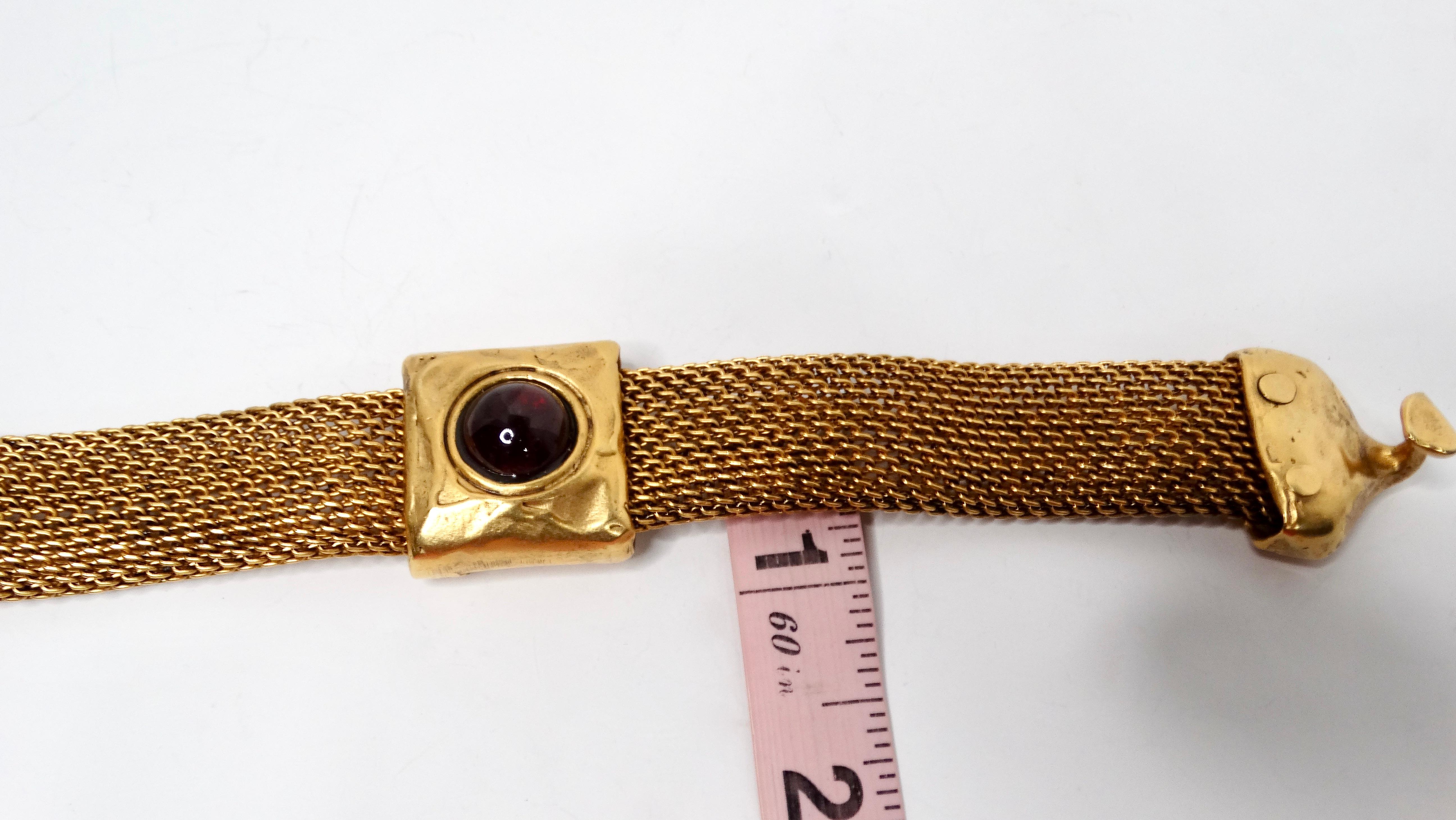 Pulsera de malla de granate con cabujón rojo en tono dorado de los años 80 en venta 3