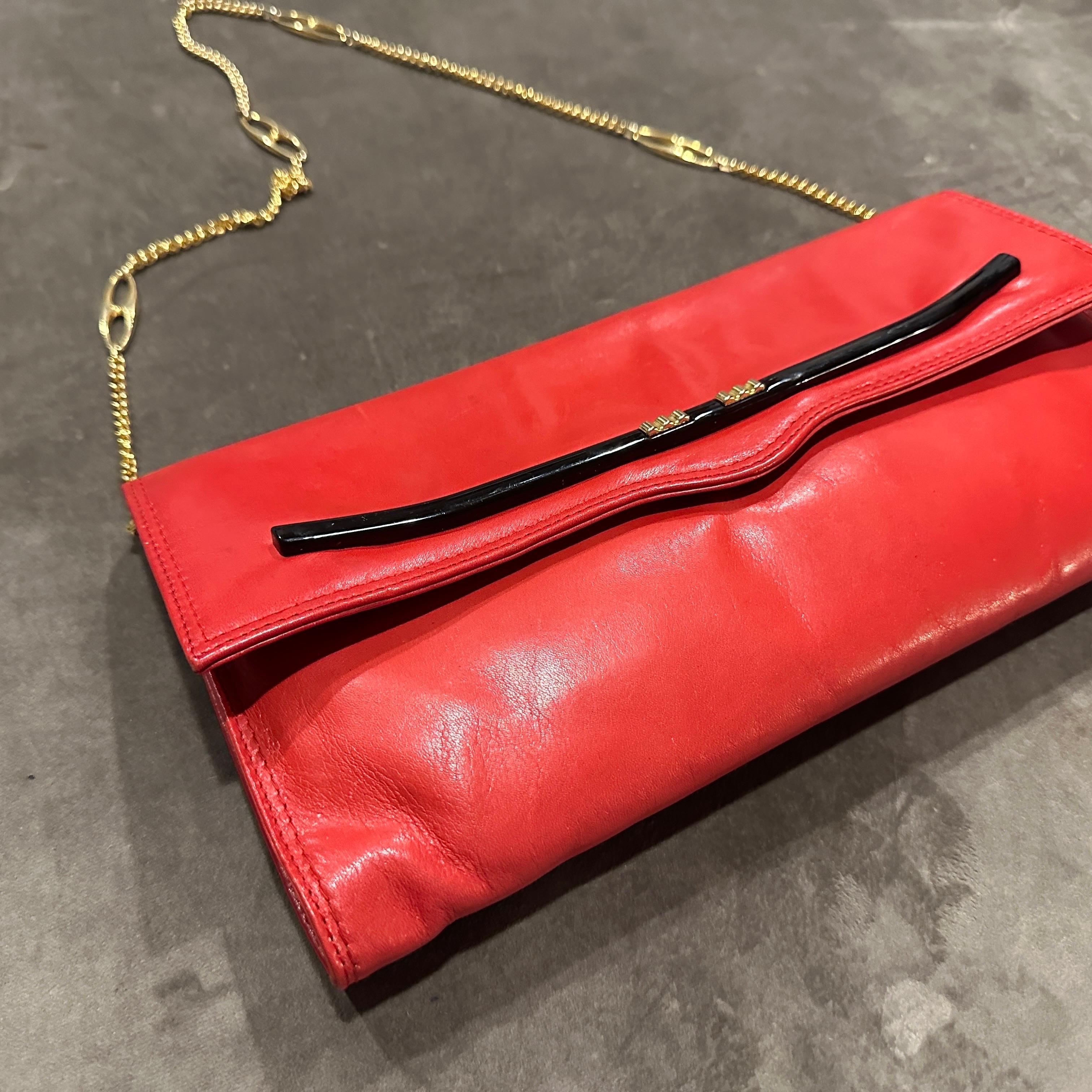 1980s Red Leather and Brass Chain Italian Shoulder Bag For Sale 8