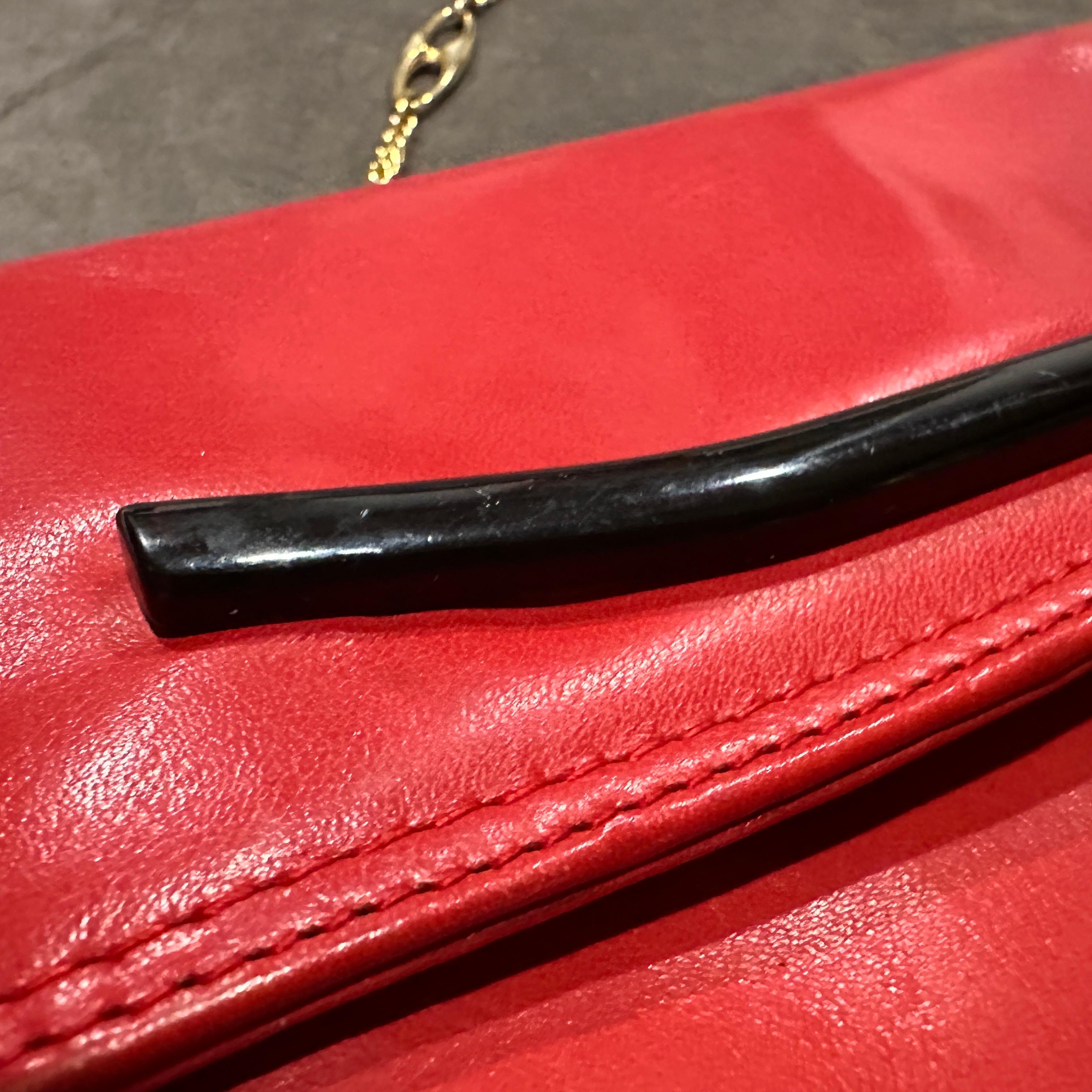 1980s Red Leather and Brass Chain Italian Shoulder Bag For Sale 1