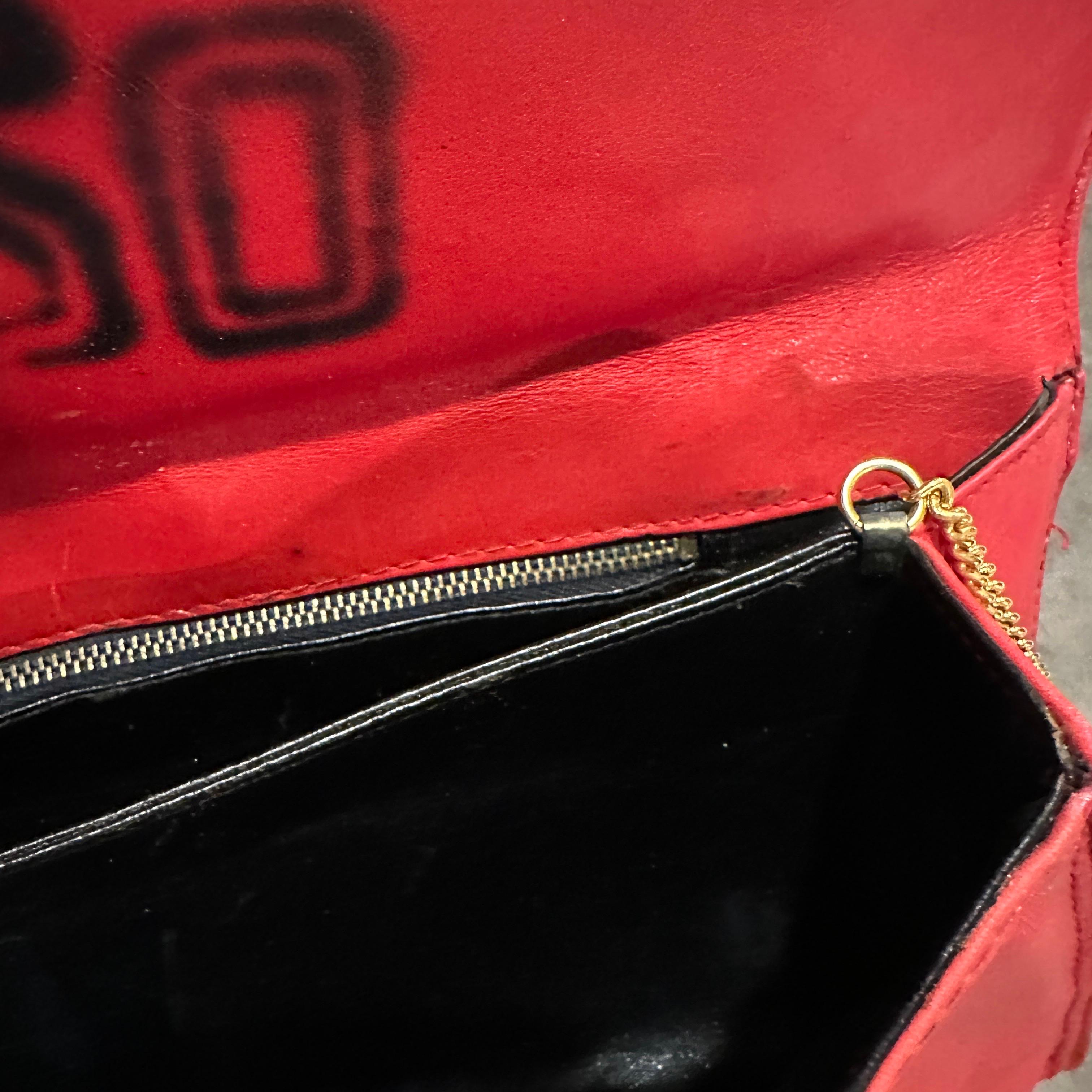 1980s Red Leather and Brass Chain Italian Shoulder Bag For Sale 2