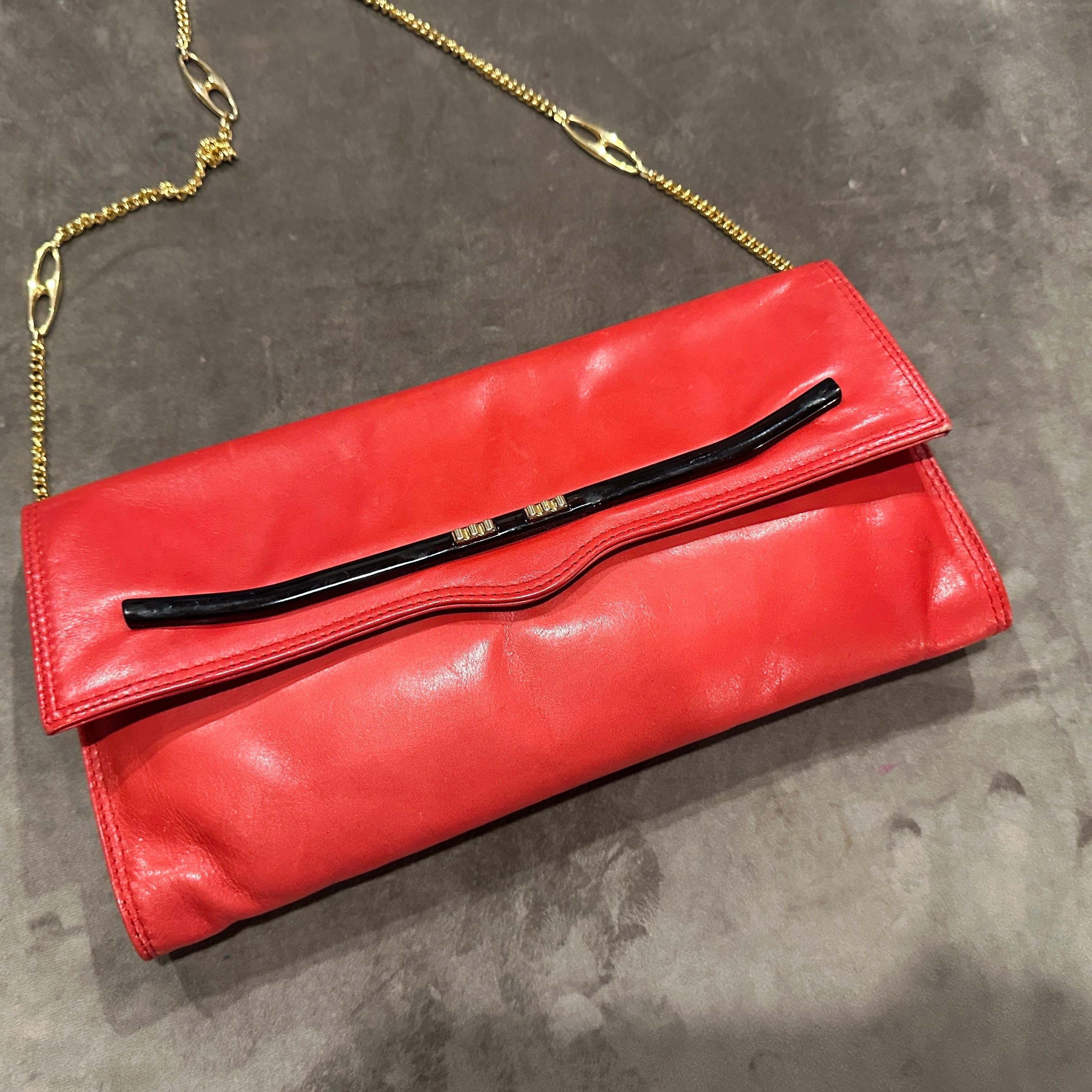 1980s Red Leather and Brass Chain Italian Shoulder Bag For Sale 5