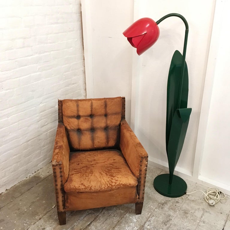 Pop Art style tulip flower floor lamp in enameled metal by Bliss, UK

This is a rare item

Made in 1985

It has an adjustable angle flower head on a gooseneck stem, green enameled metal base and stem with a red enameled flower